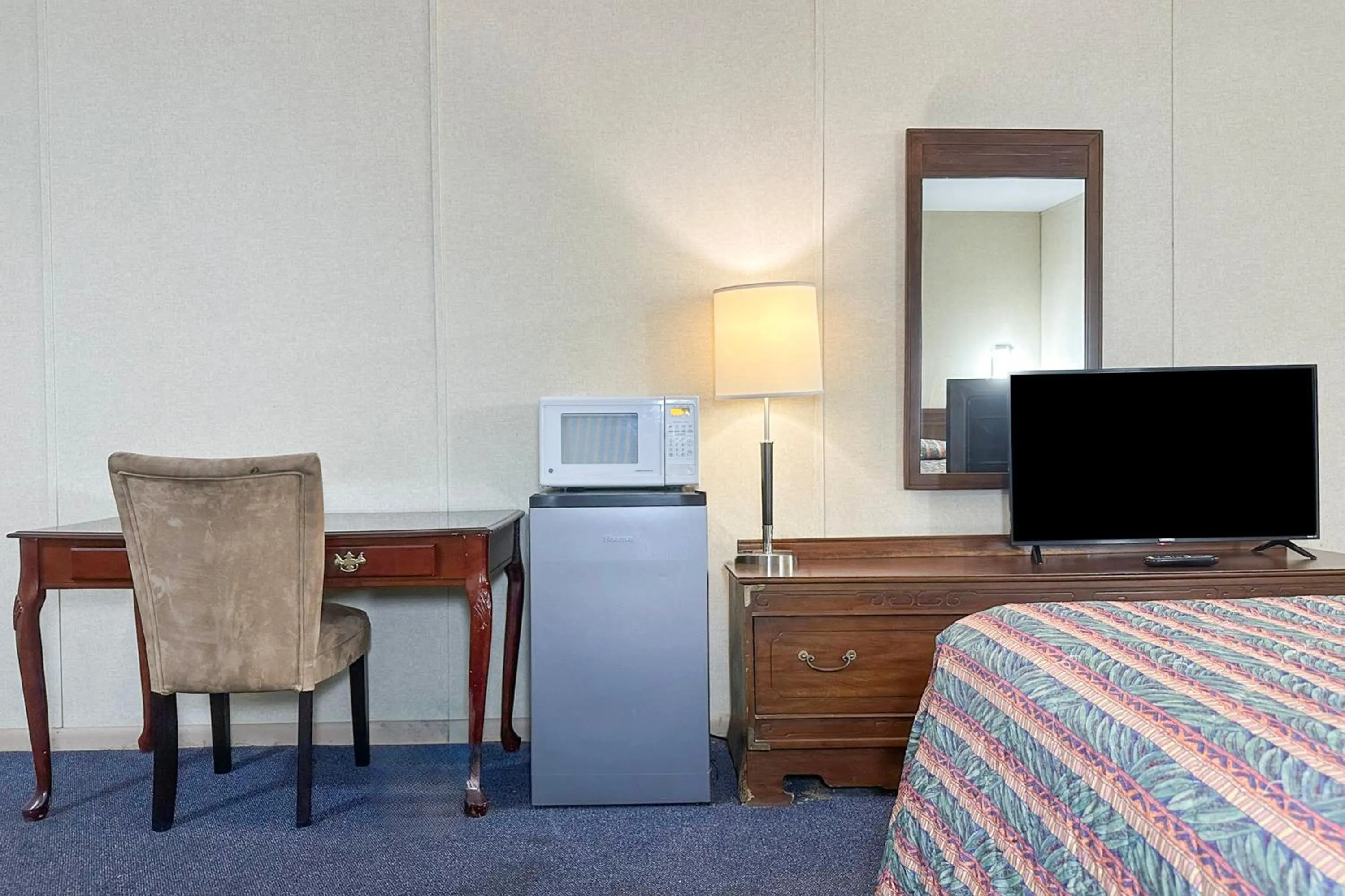 Bedroom, Bed in Louisville Inn by OYO Louisville Municipal Airport