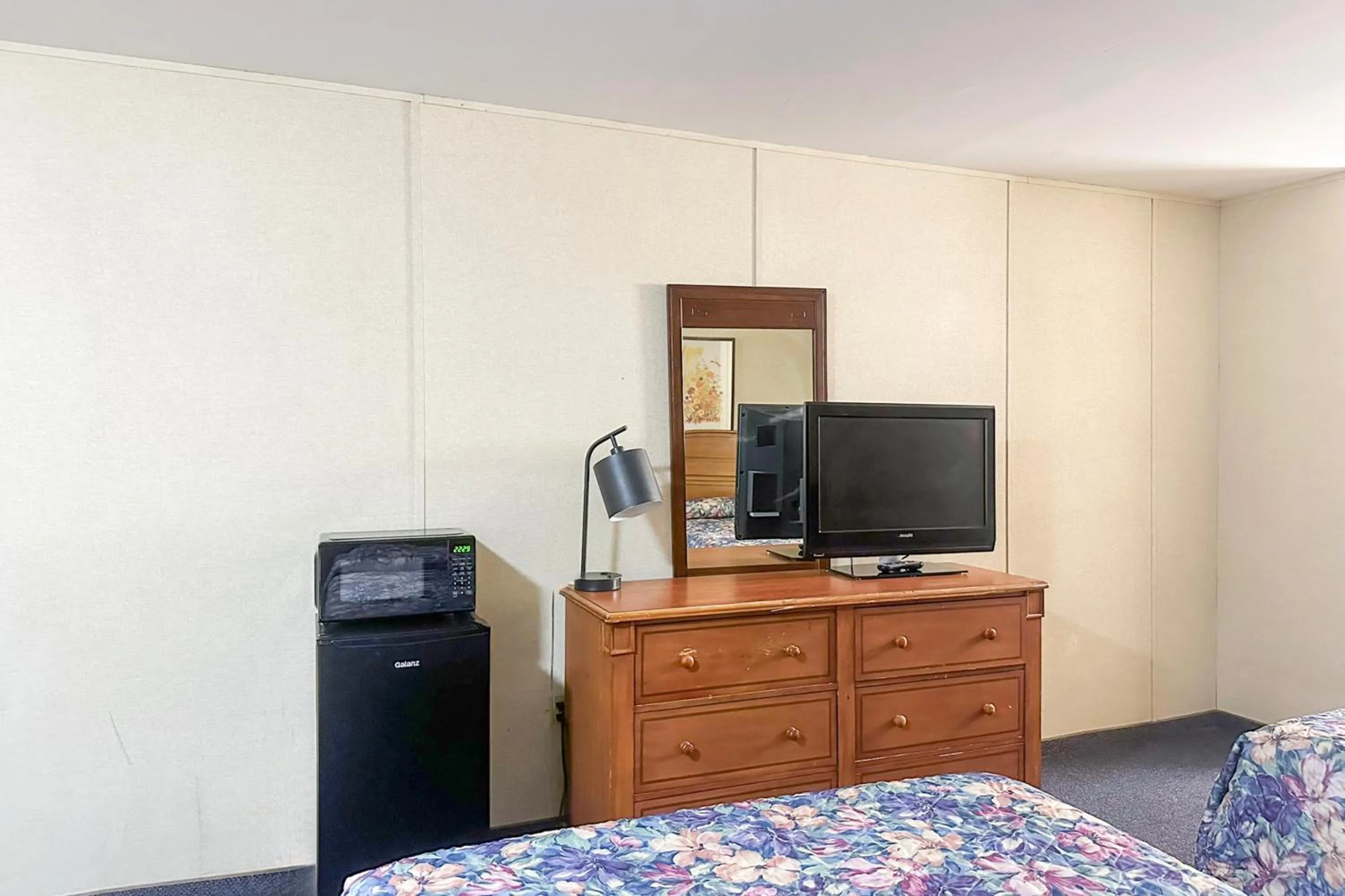 Bedroom, Bed in Louisville Inn by OYO Louisville Municipal Airport