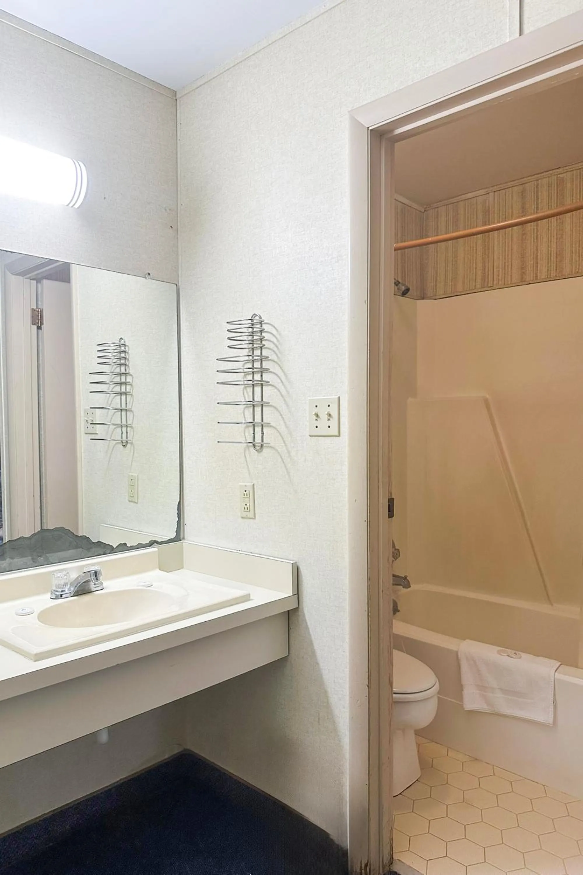 Bathroom in Louisville Inn by OYO Louisville Municipal Airport