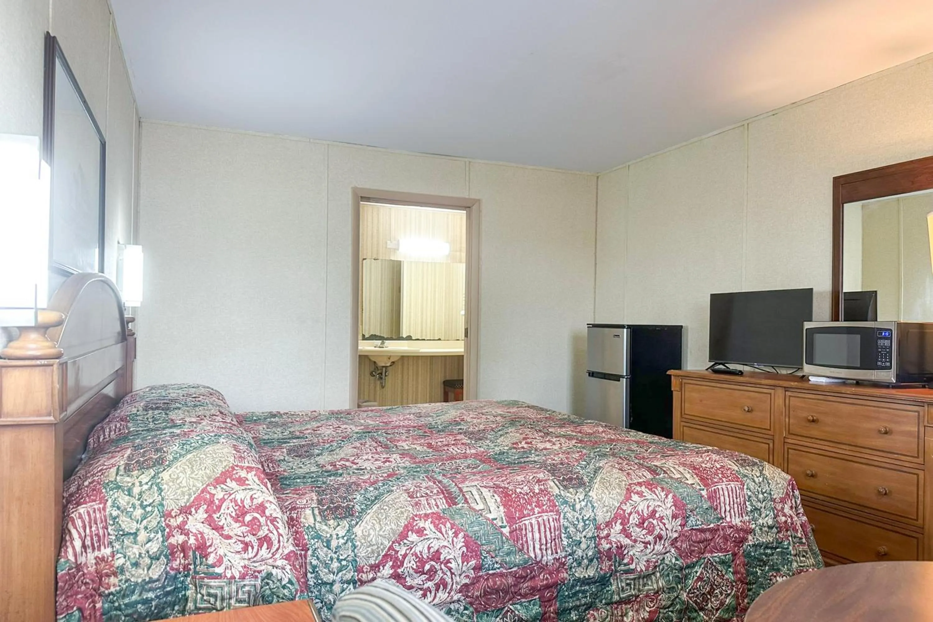 Bedroom, Bed in Louisville Inn by OYO Louisville Municipal Airport