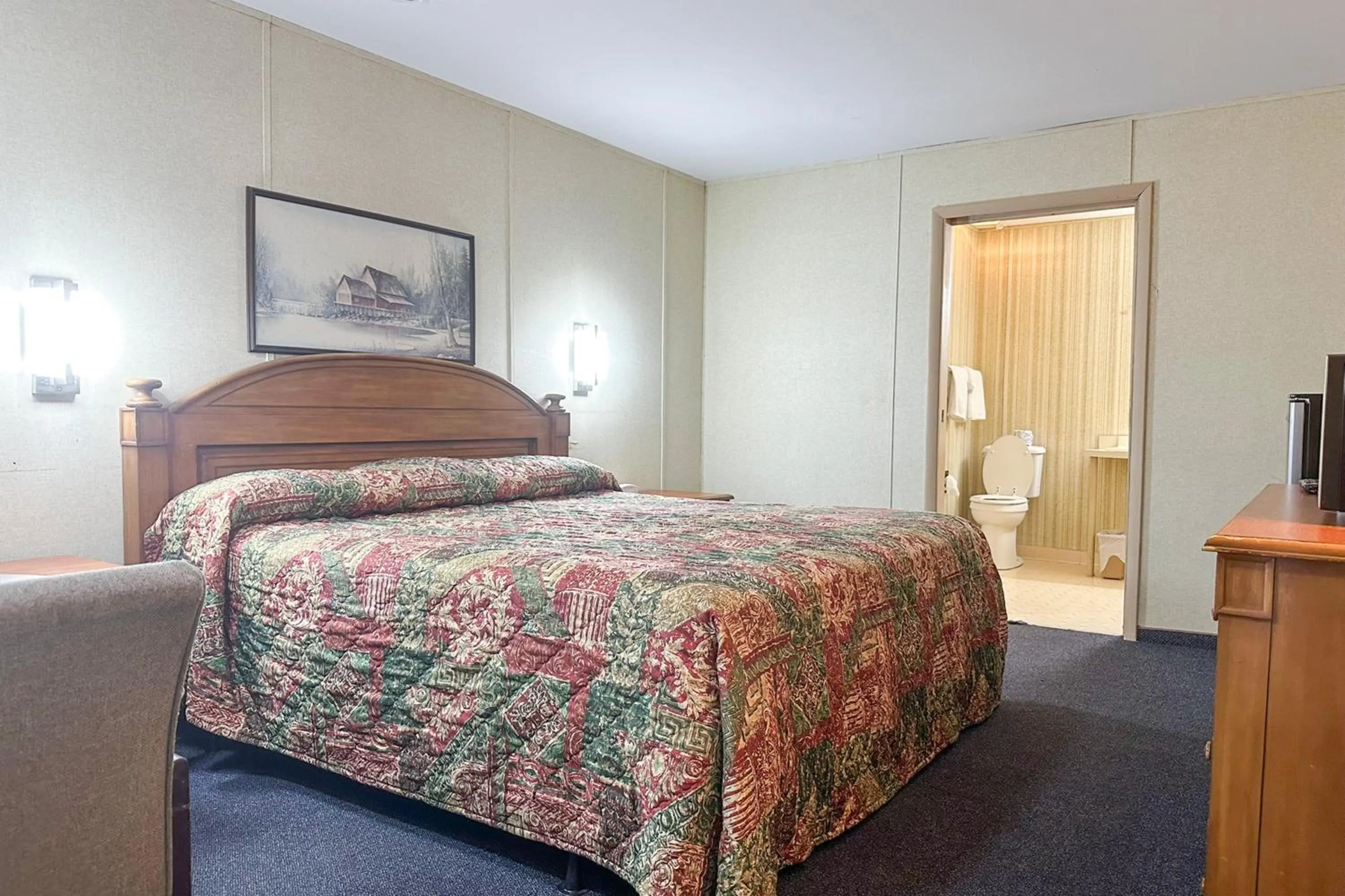 Bedroom, Bed in Louisville Inn by OYO Louisville Municipal Airport