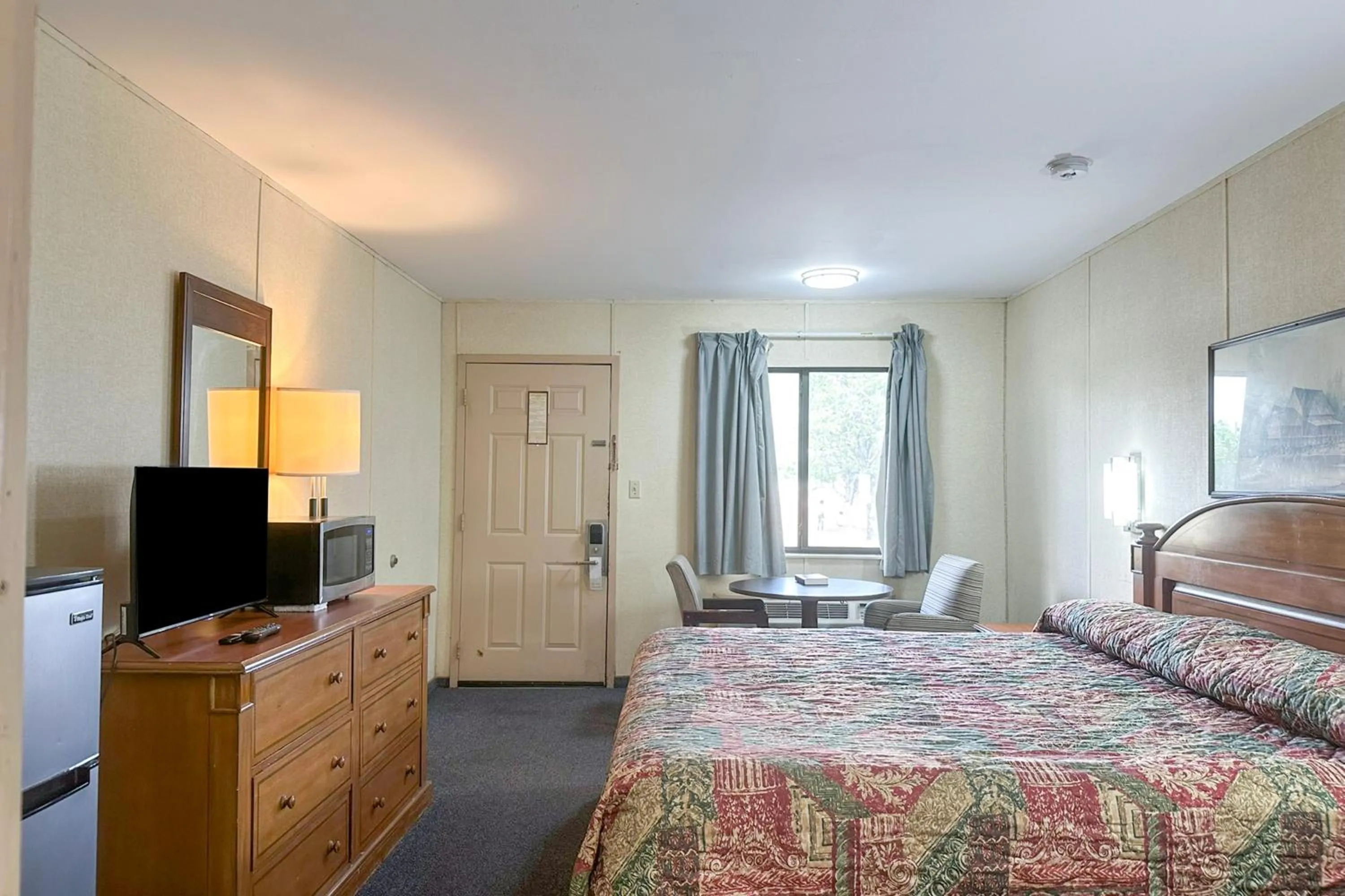 Bedroom, Bed in Louisville Inn by OYO Louisville Municipal Airport