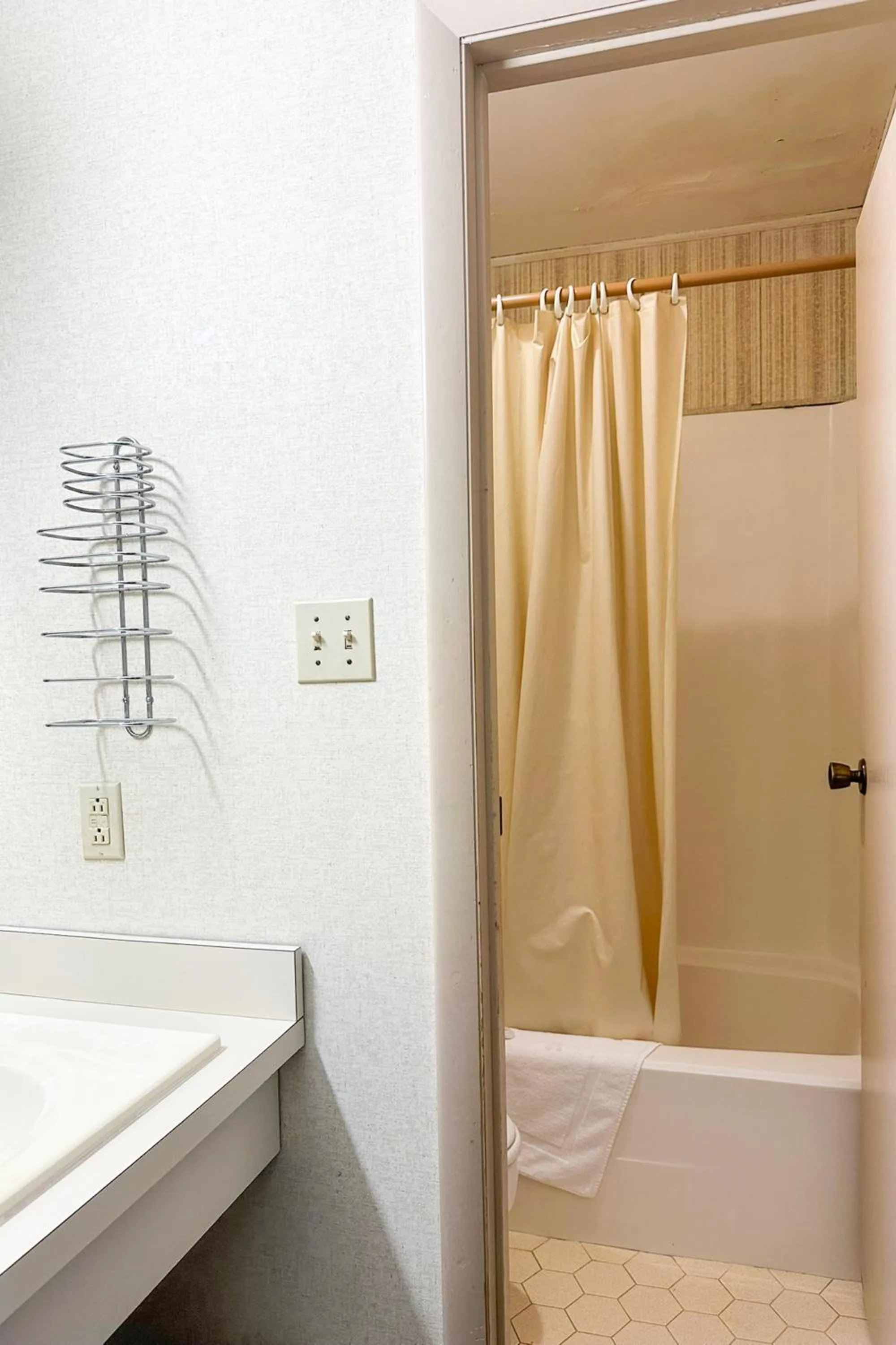 Bathroom in Louisville Inn by OYO Louisville Municipal Airport