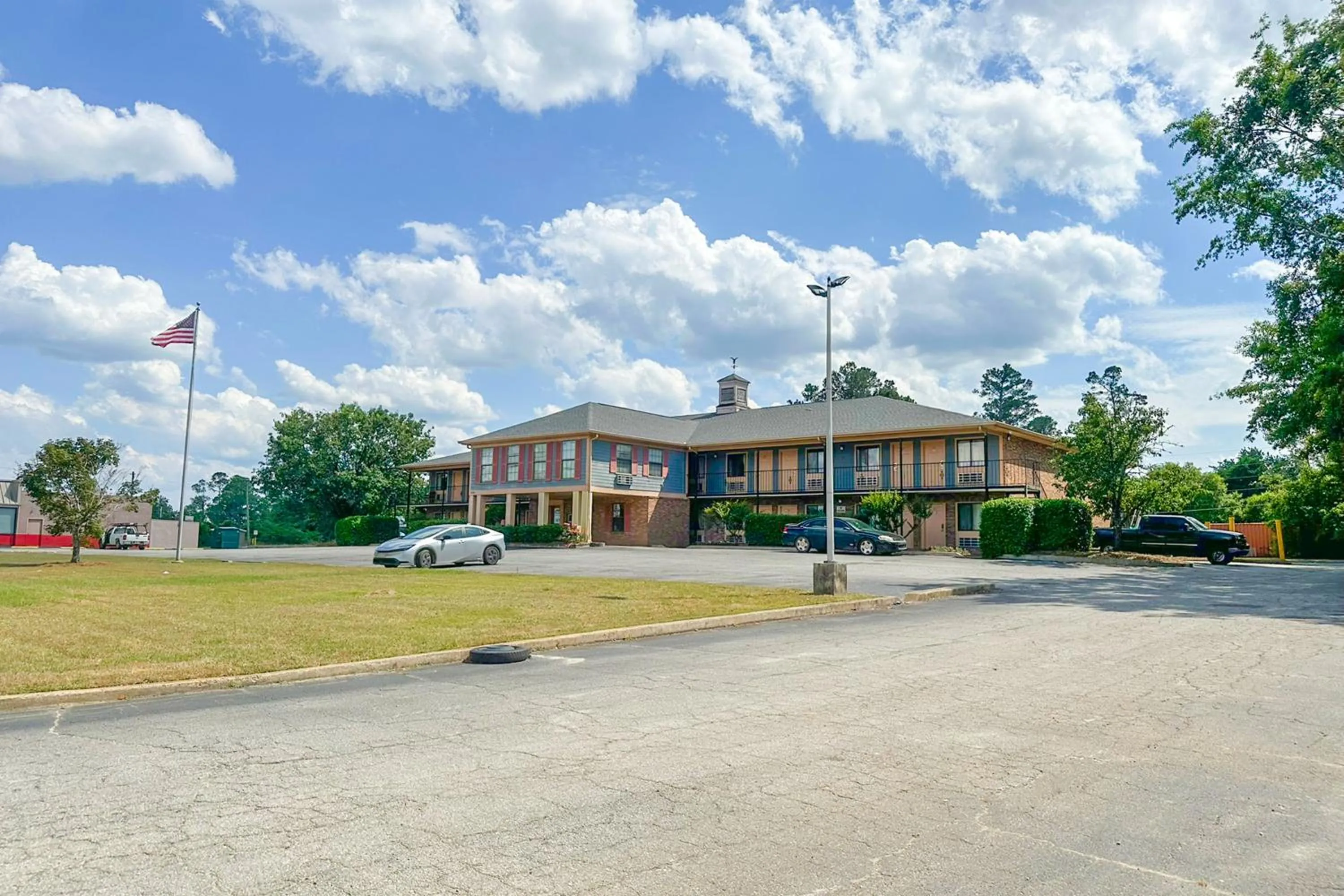 Facade/entrance in Louisville Inn by OYO Louisville Municipal Airport