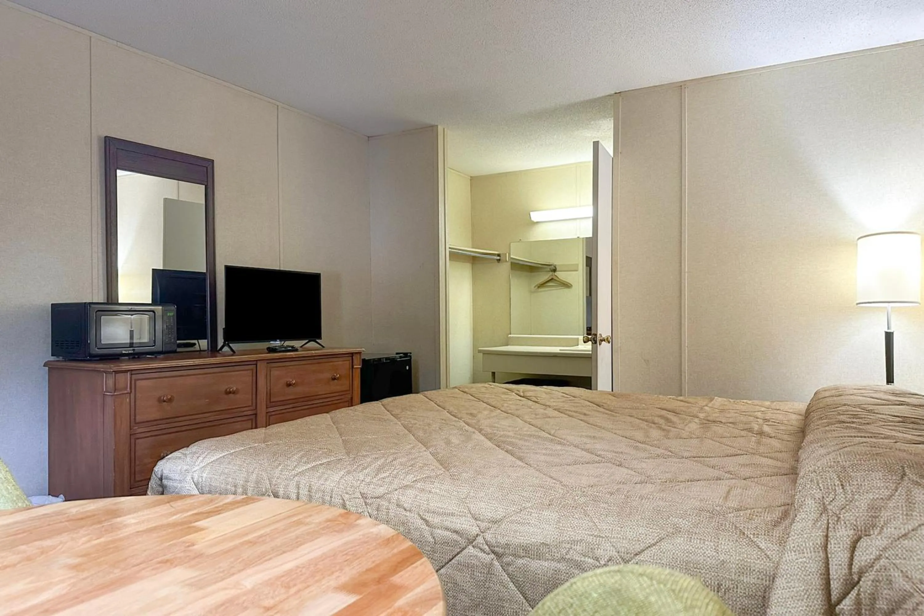 Bedroom, Bed in Louisville Inn by OYO Louisville Municipal Airport