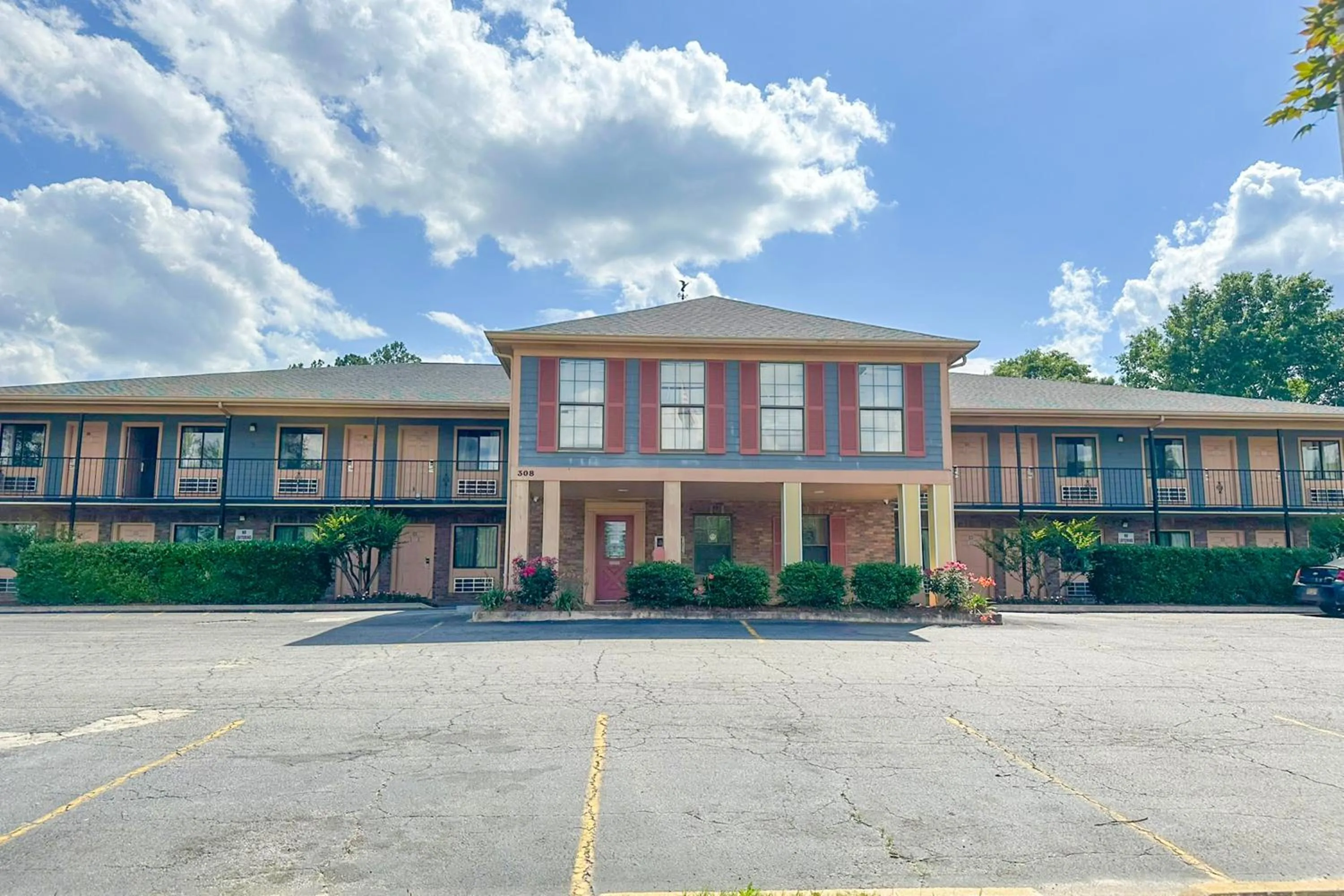 Facade/entrance in Louisville Inn by OYO Louisville Municipal Airport