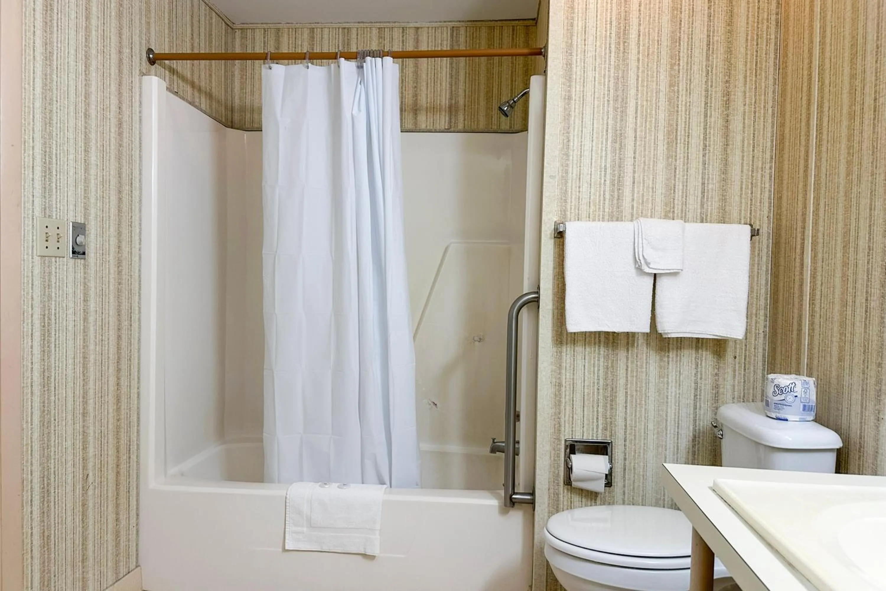 Bathroom in Louisville Inn by OYO Louisville Municipal Airport