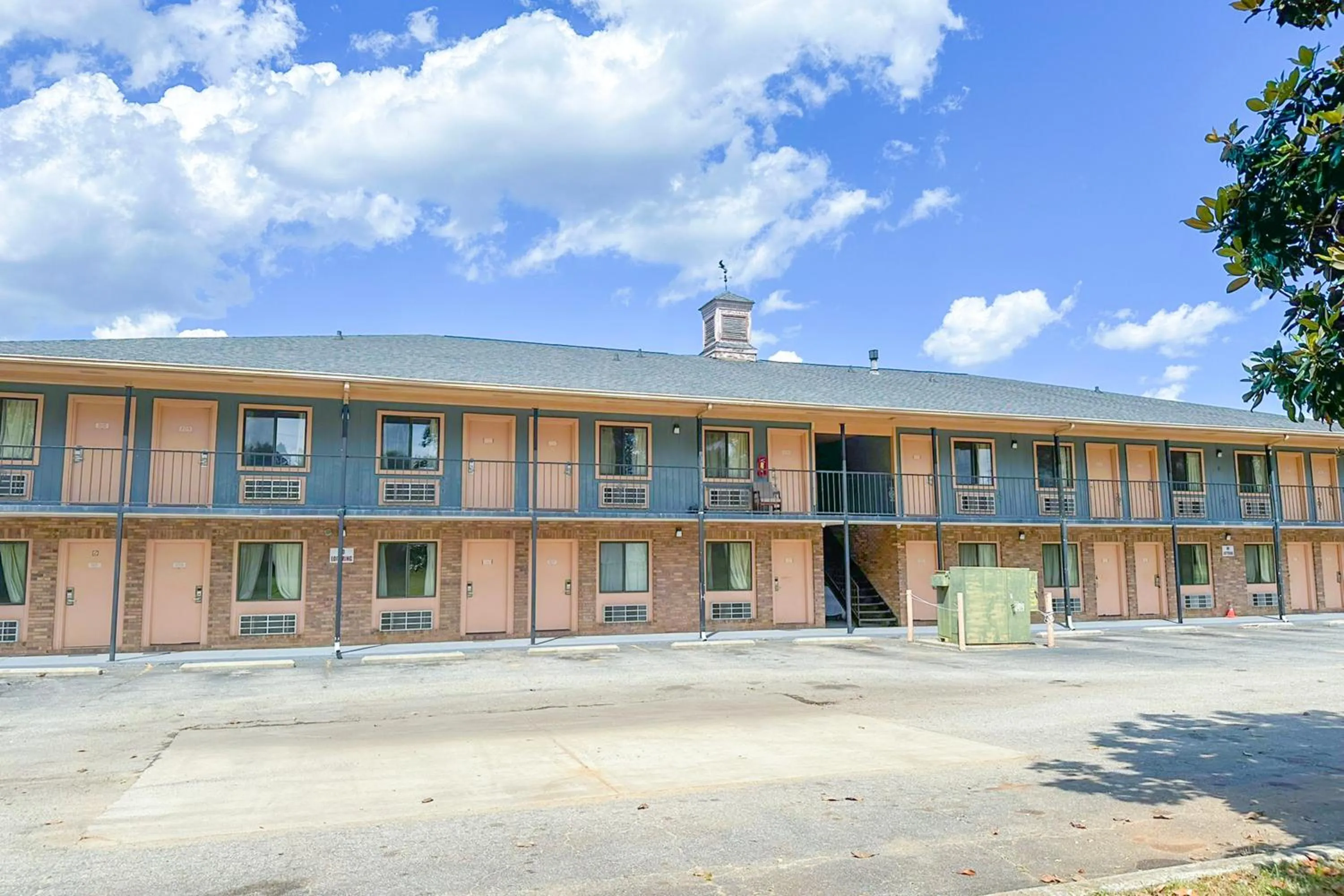 Facade/entrance in Louisville Inn by OYO Louisville Municipal Airport