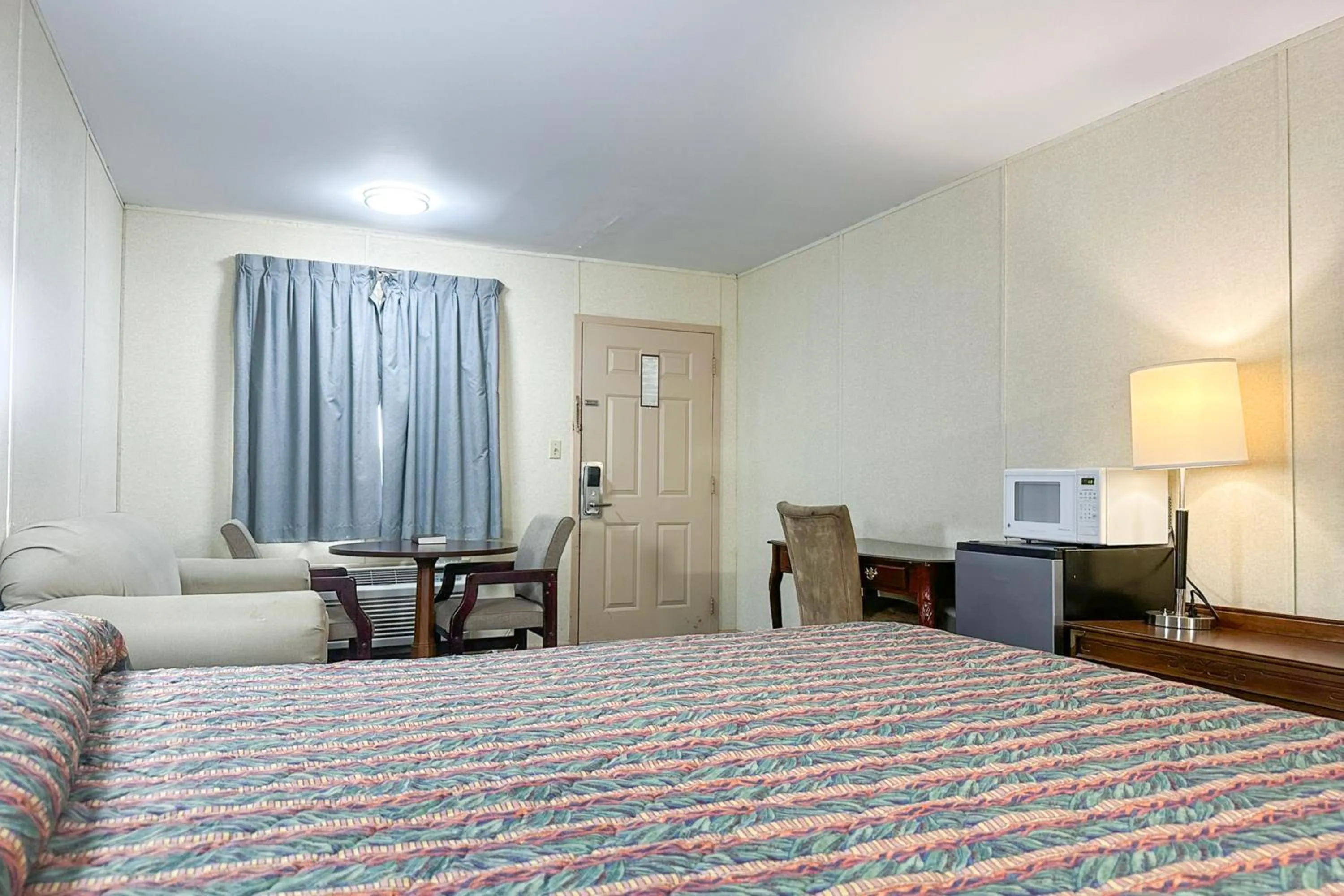 Bedroom, Bed in Louisville Inn by OYO Louisville Municipal Airport