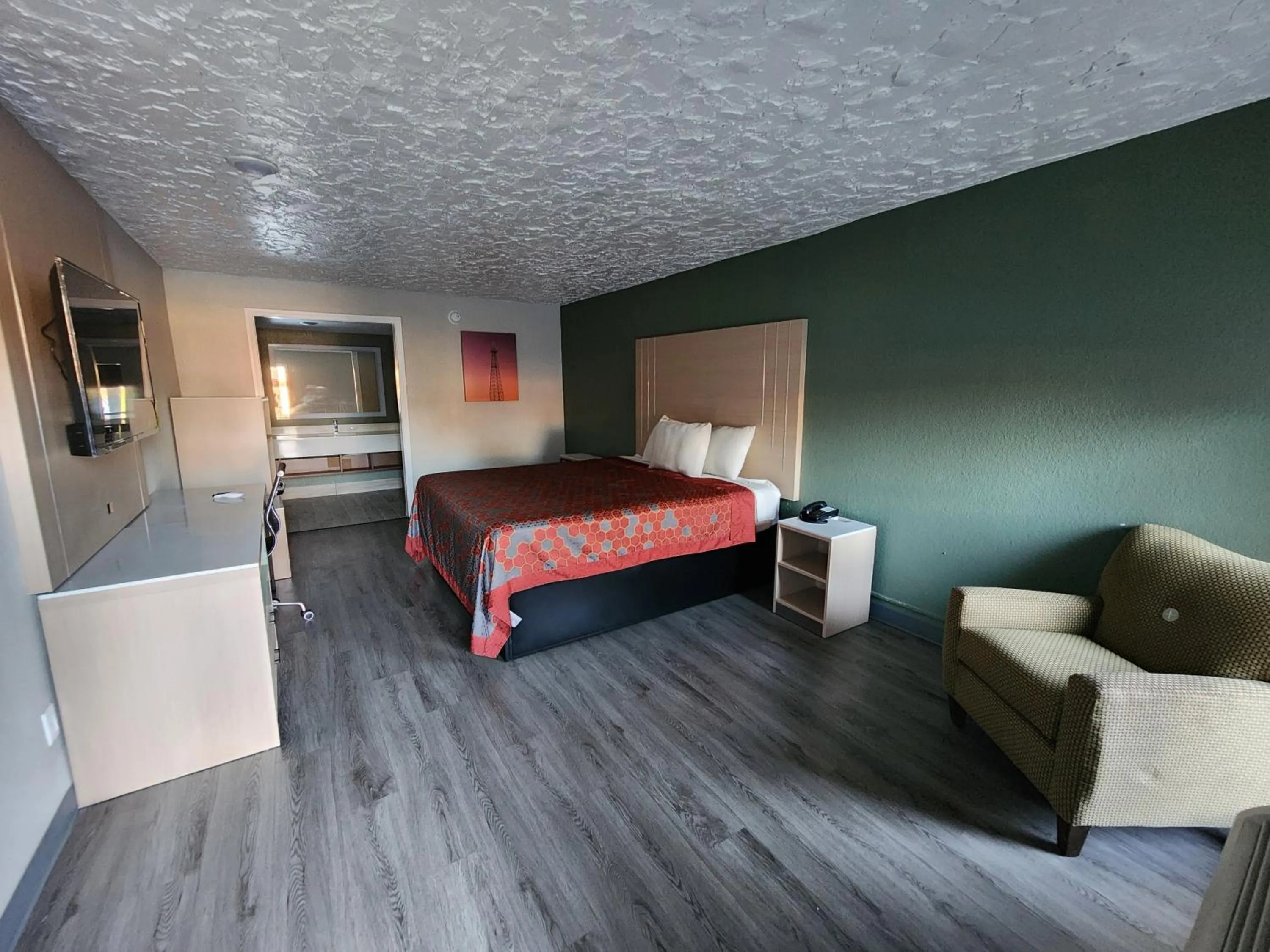 TV and multimedia, Bed in Americas Best Value Inn Longview