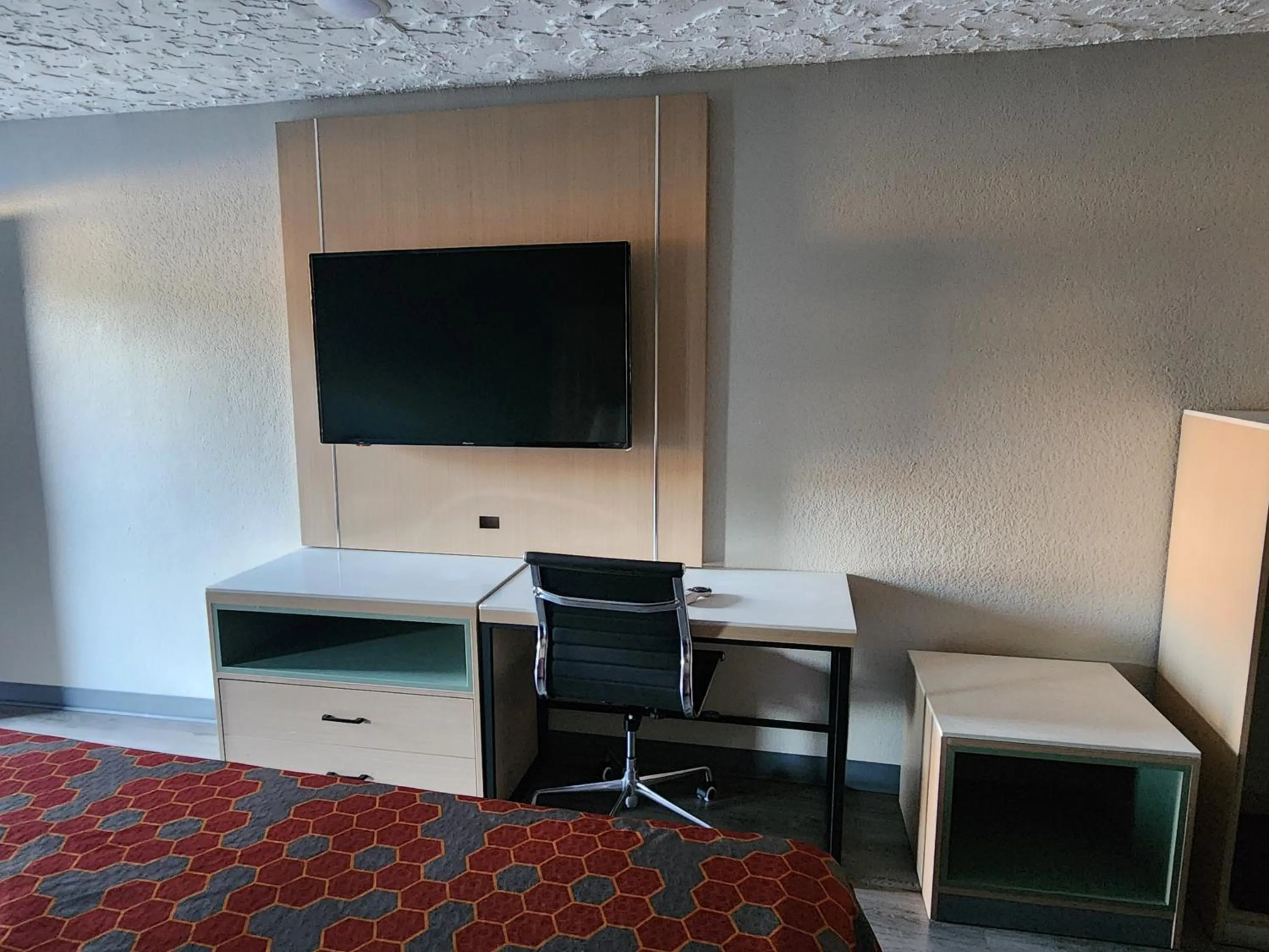 TV and multimedia in Americas Best Value Inn Longview