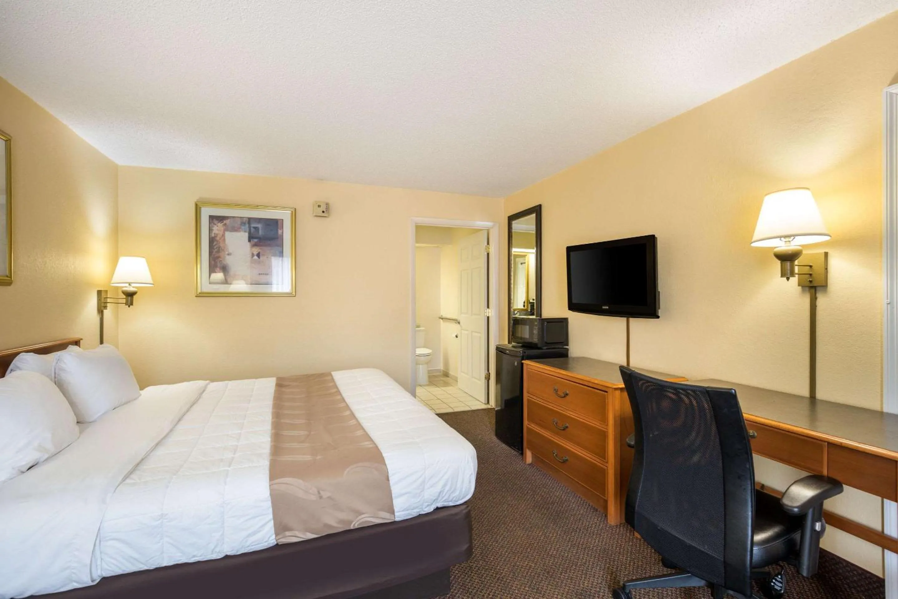 Photo of the whole room, Bed in Quality Inn White Springs Suwanee