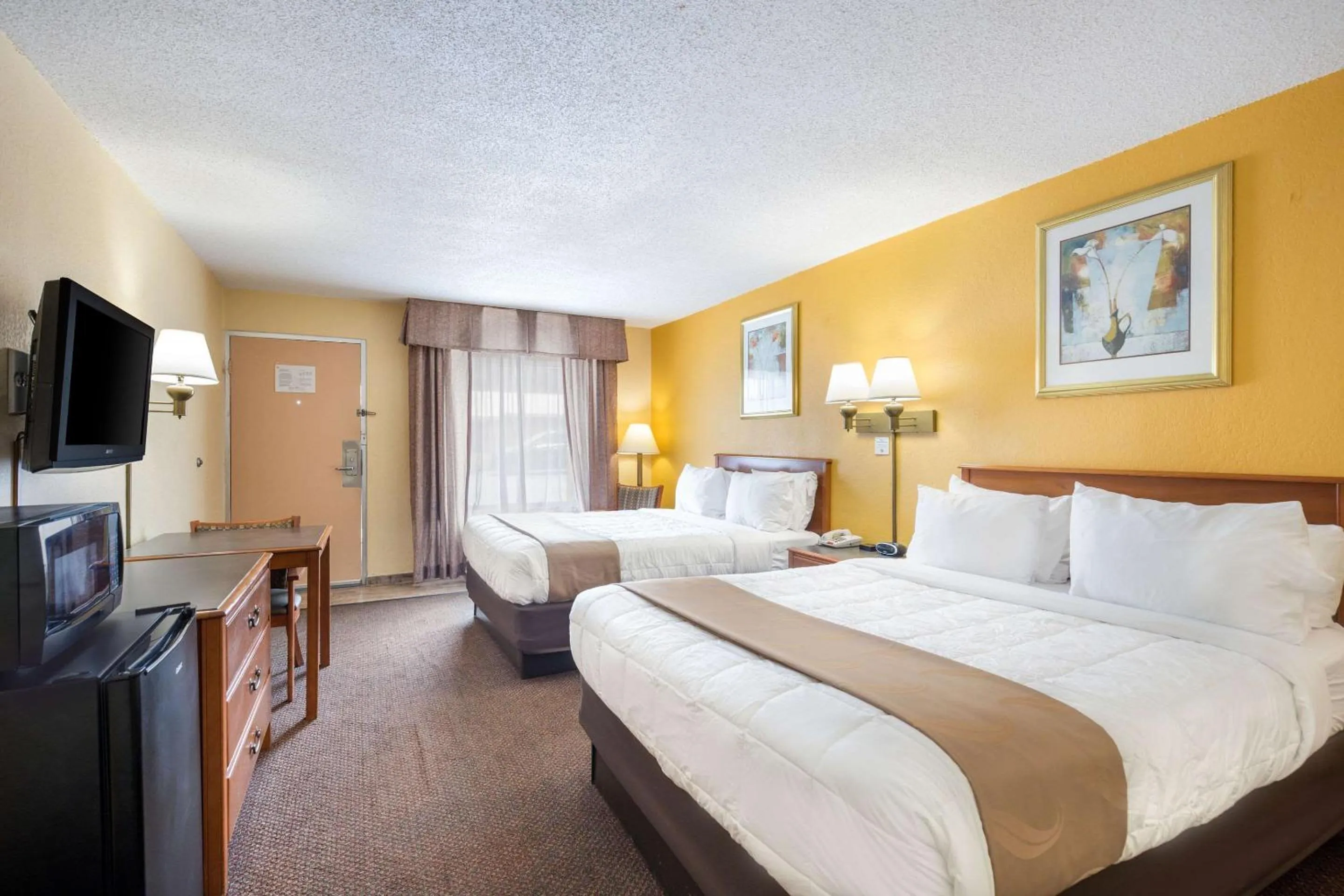Photo of the whole room, Bed in Quality Inn White Springs Suwanee