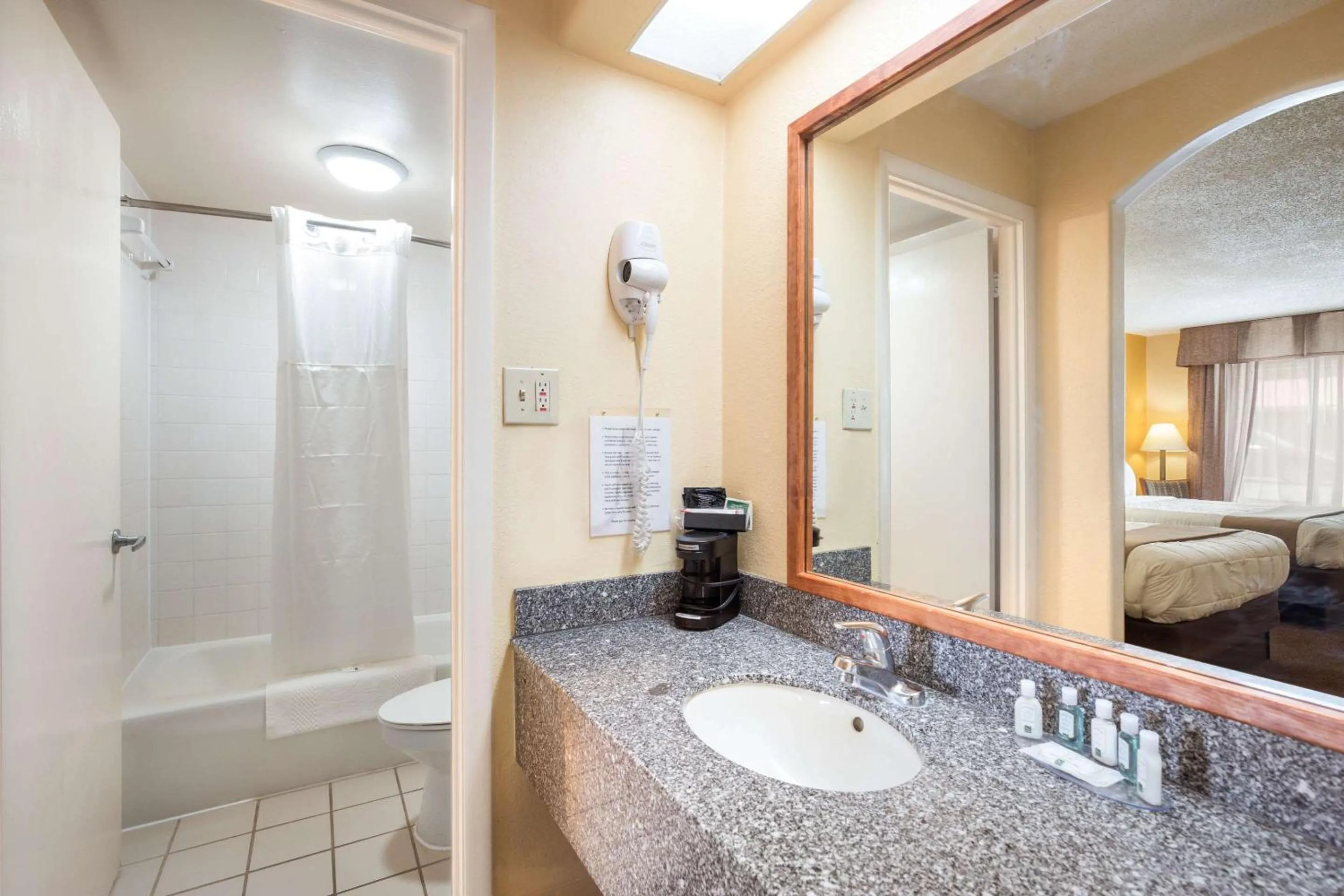 Bathroom, Bed in Quality Inn White Springs Suwanee