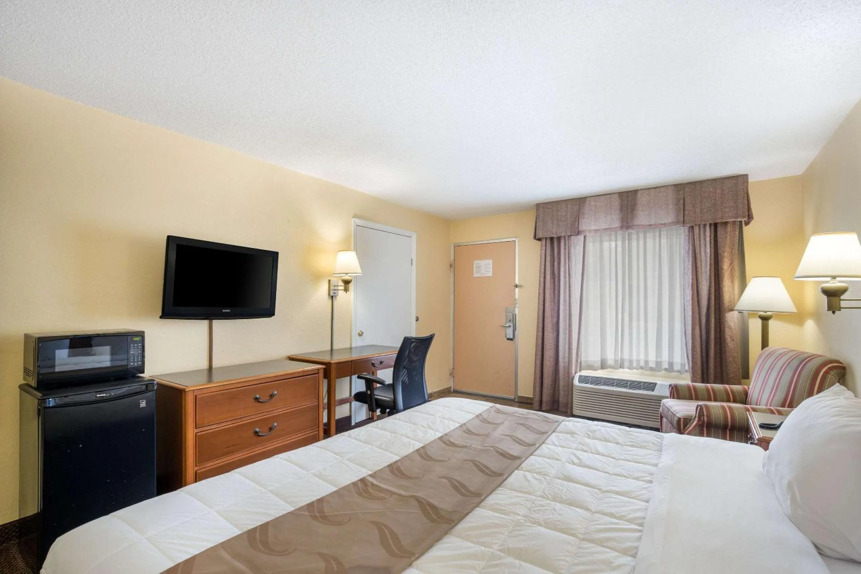 Photo of the whole room, Bed in Quality Inn White Springs Suwanee