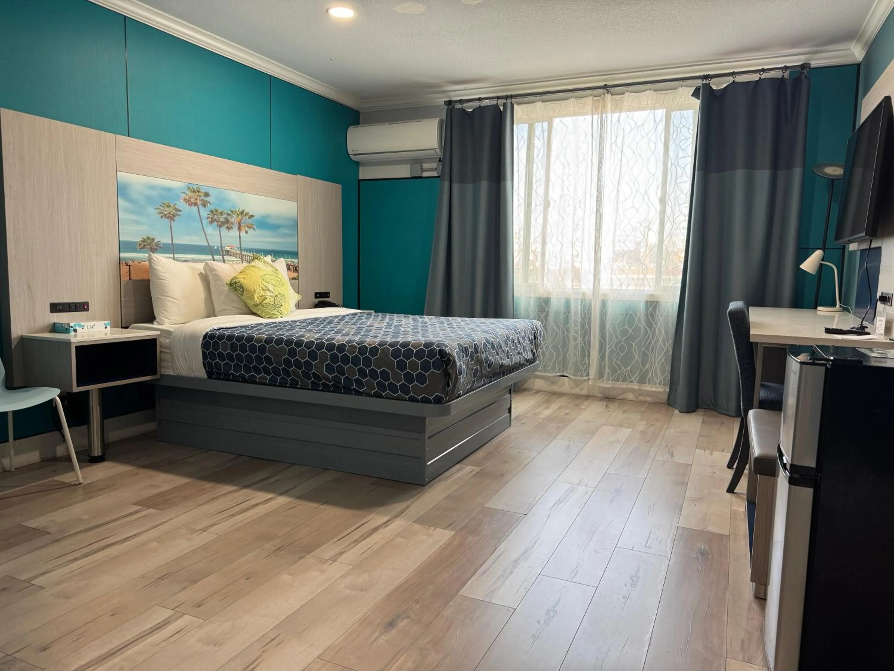 Photo of the whole room, Bed in Hometel Suites