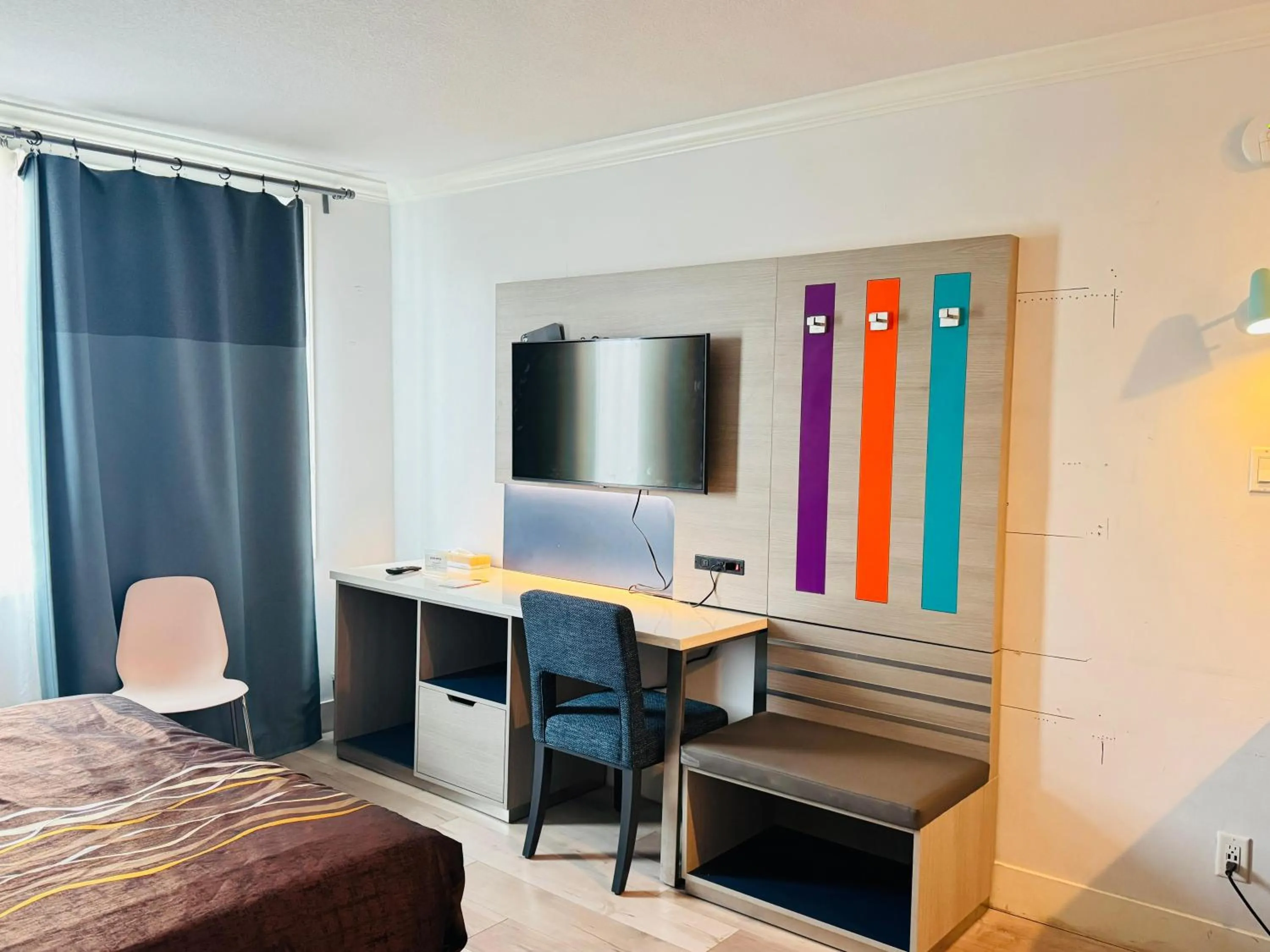 Bedroom, Bed in Hometel Suites