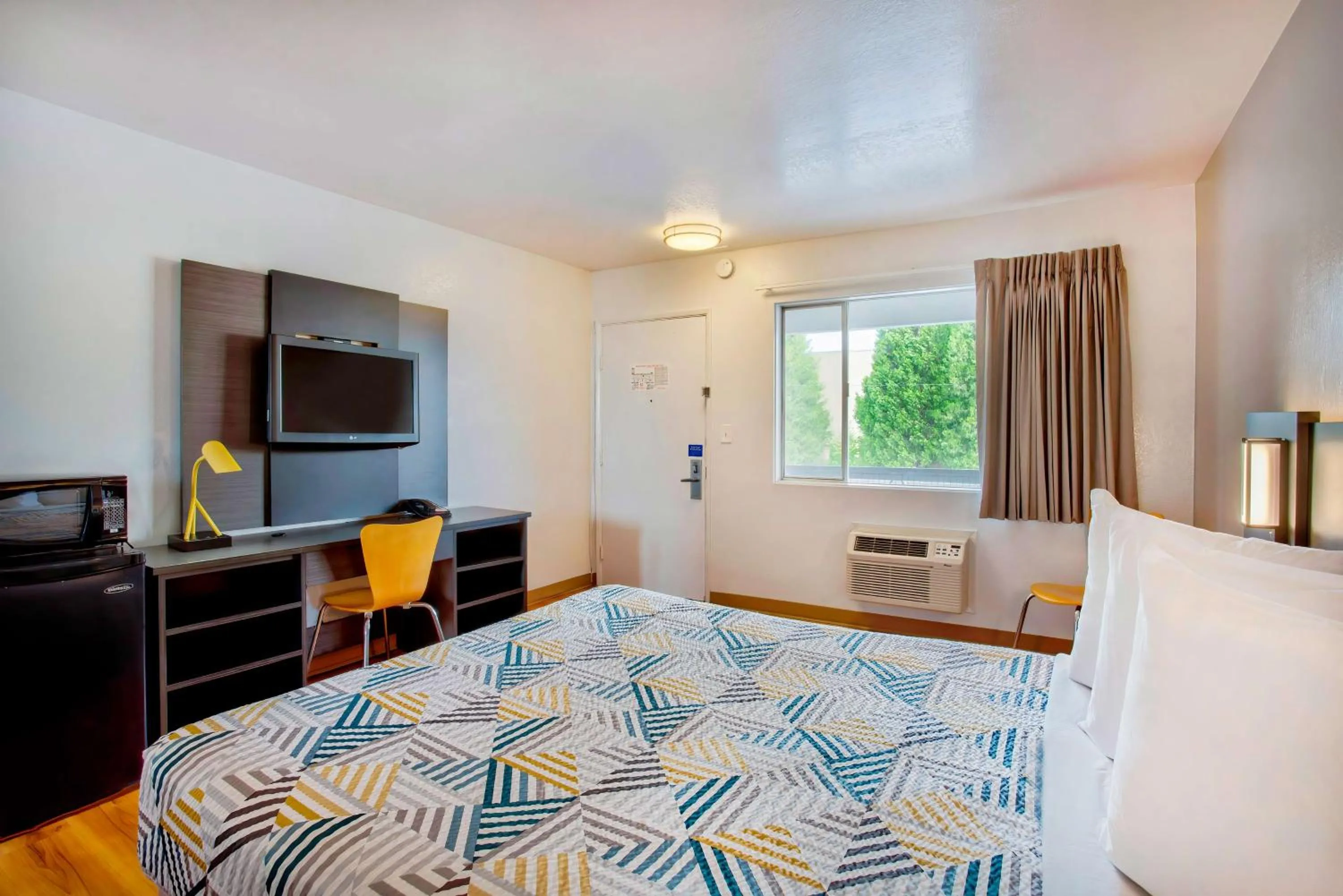 Bedroom, Bed in Motel 6-Salem, OR - Expo Center