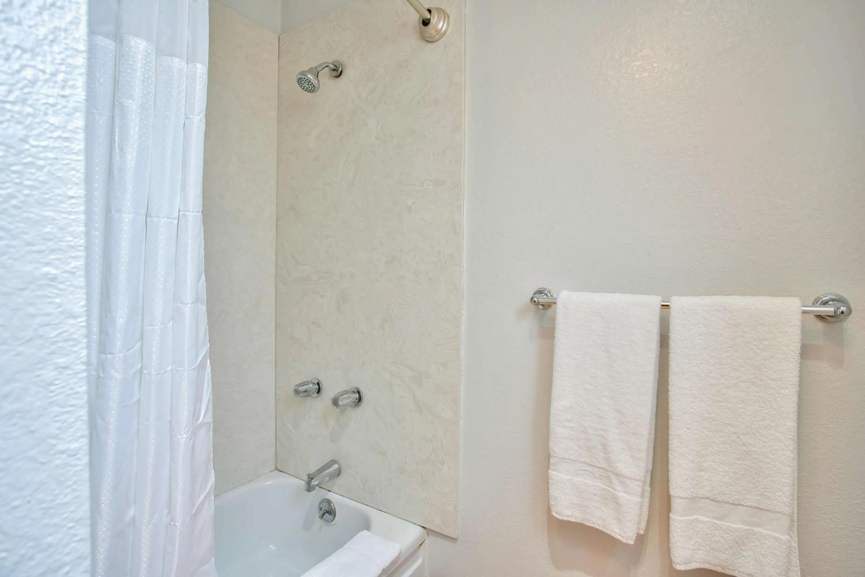 Bathroom in Motel 6-Salem, OR - Expo Center