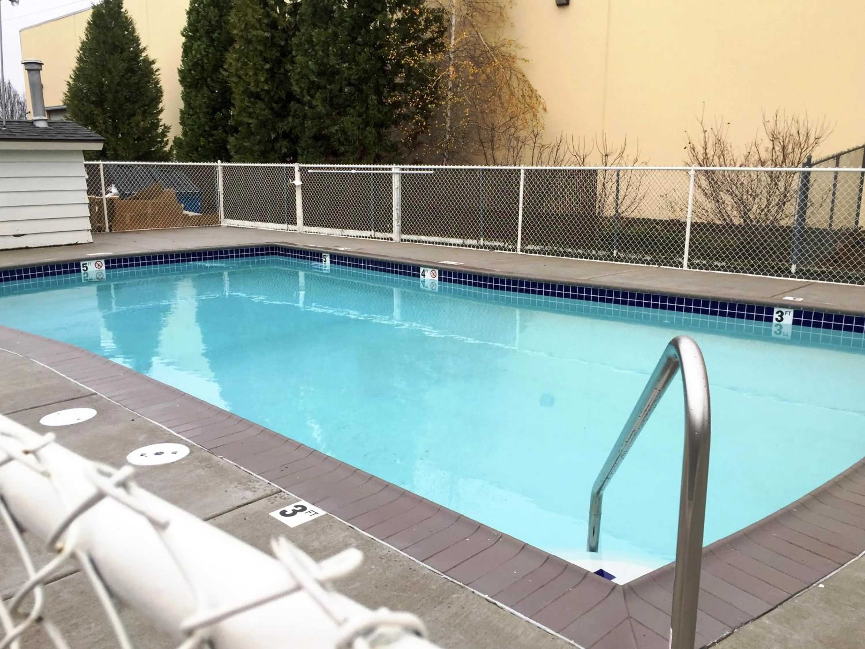 Swimming pool in Motel 6-Salem, OR - Expo Center