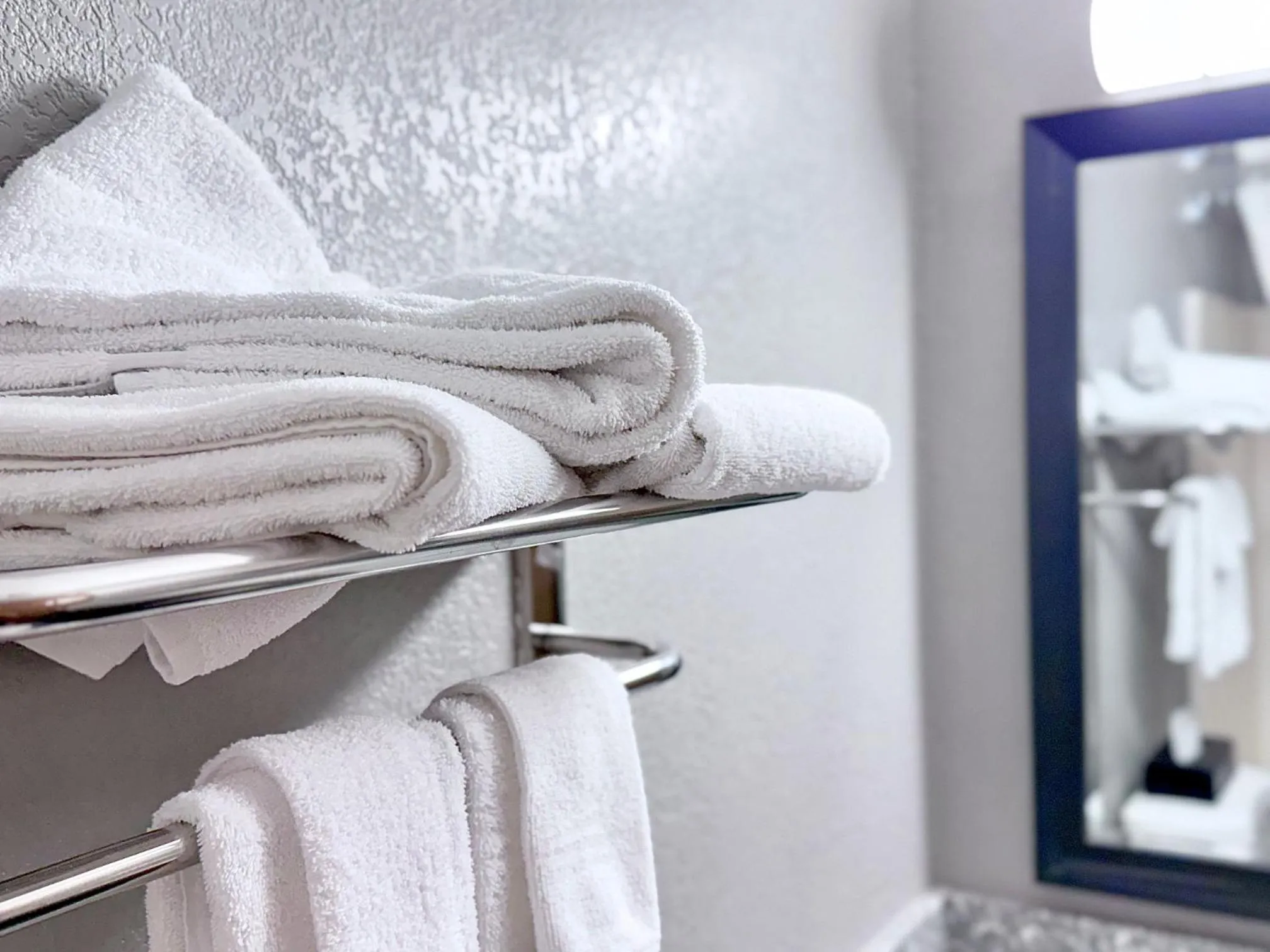 Bathroom in American Inn Cedar Rapids South