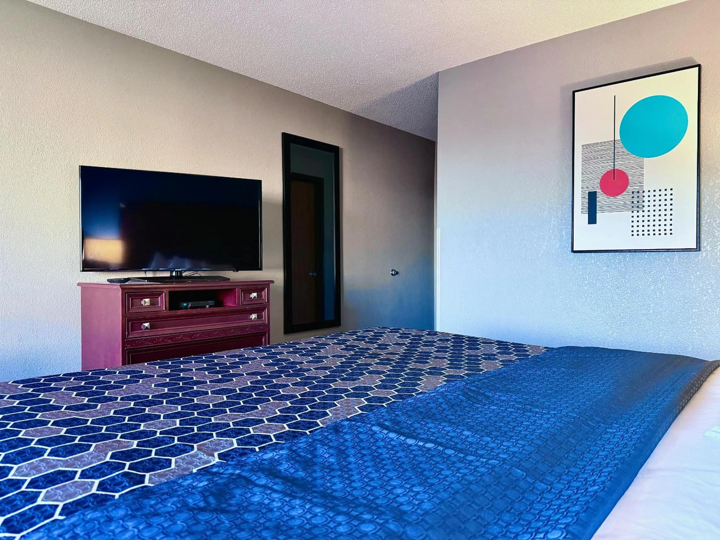 Bed in American Inn Cedar Rapids South