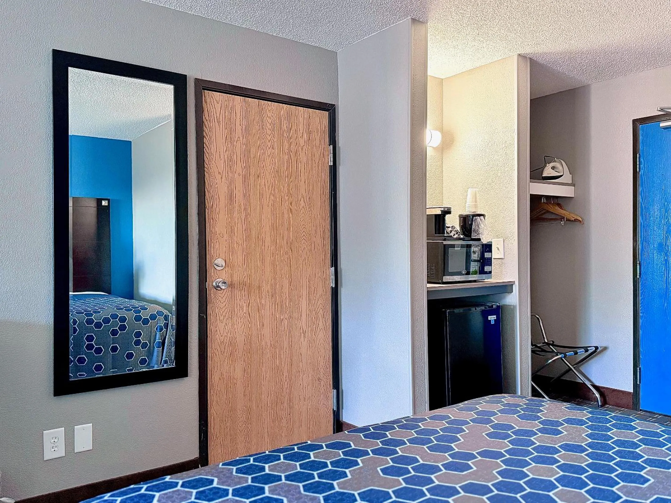 Coffee/tea facilities, Bed in American Inn Cedar Rapids South