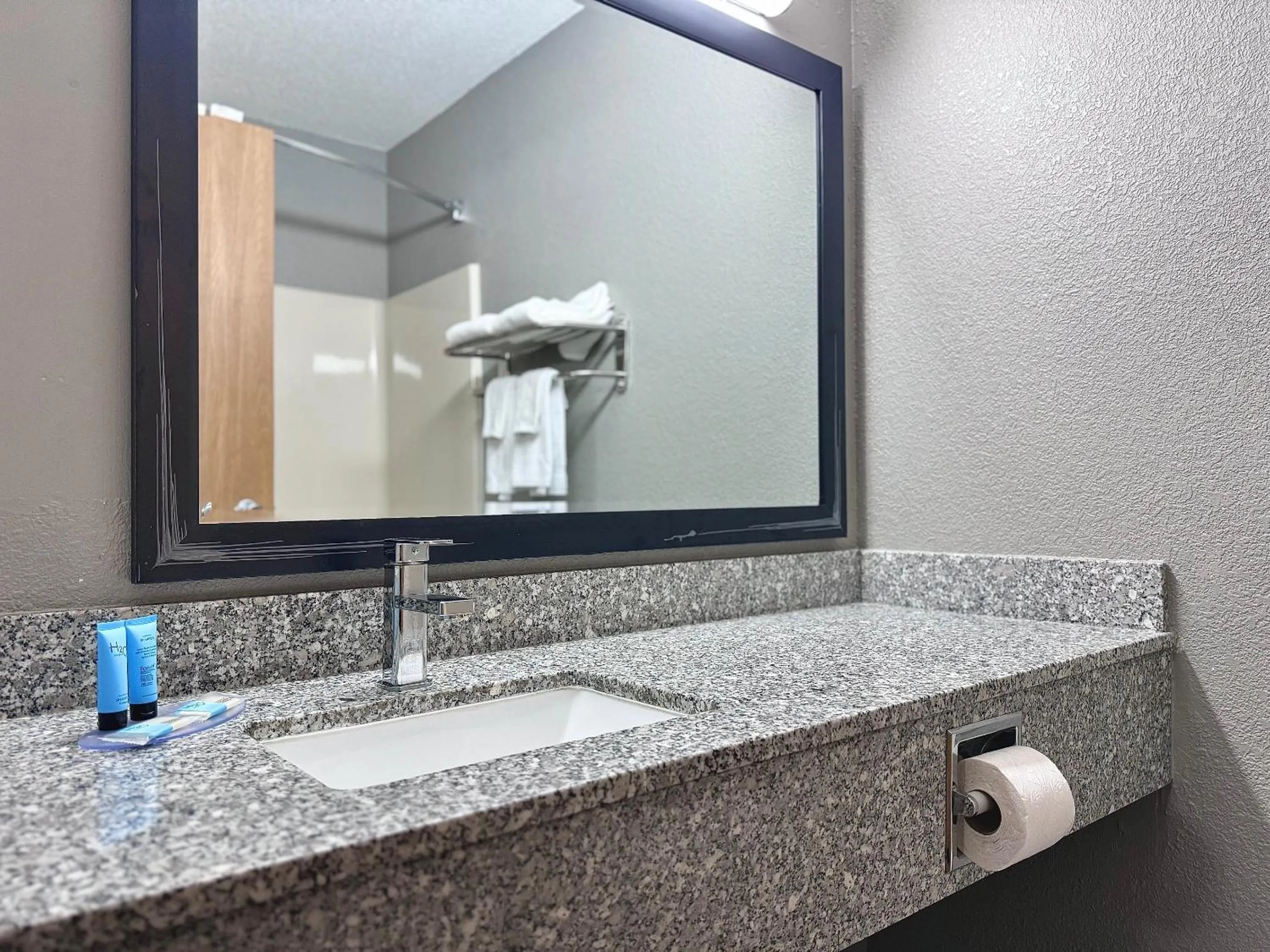 Bathroom in American Inn Cedar Rapids South