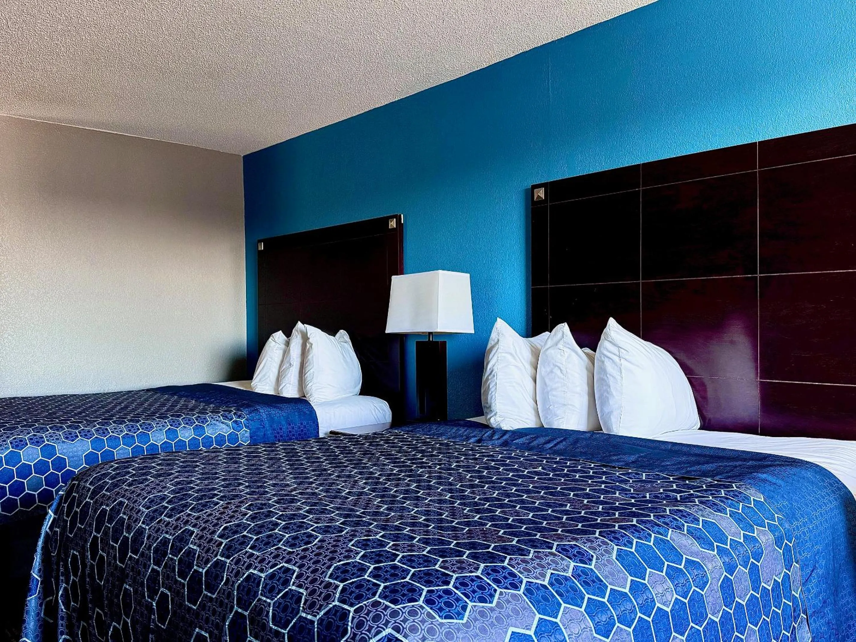 Bed in American Inn Cedar Rapids South