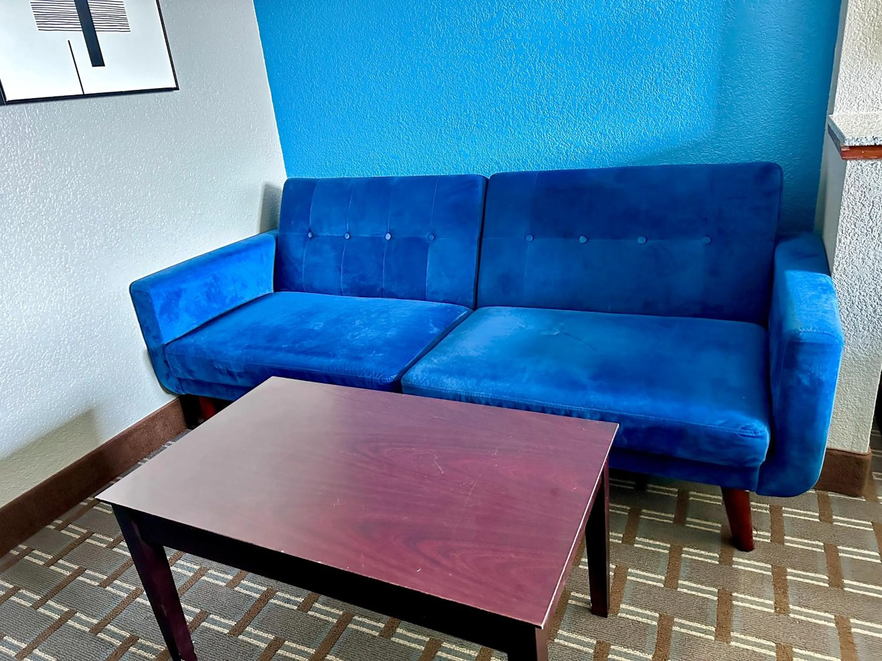Seating area in American Inn Cedar Rapids South