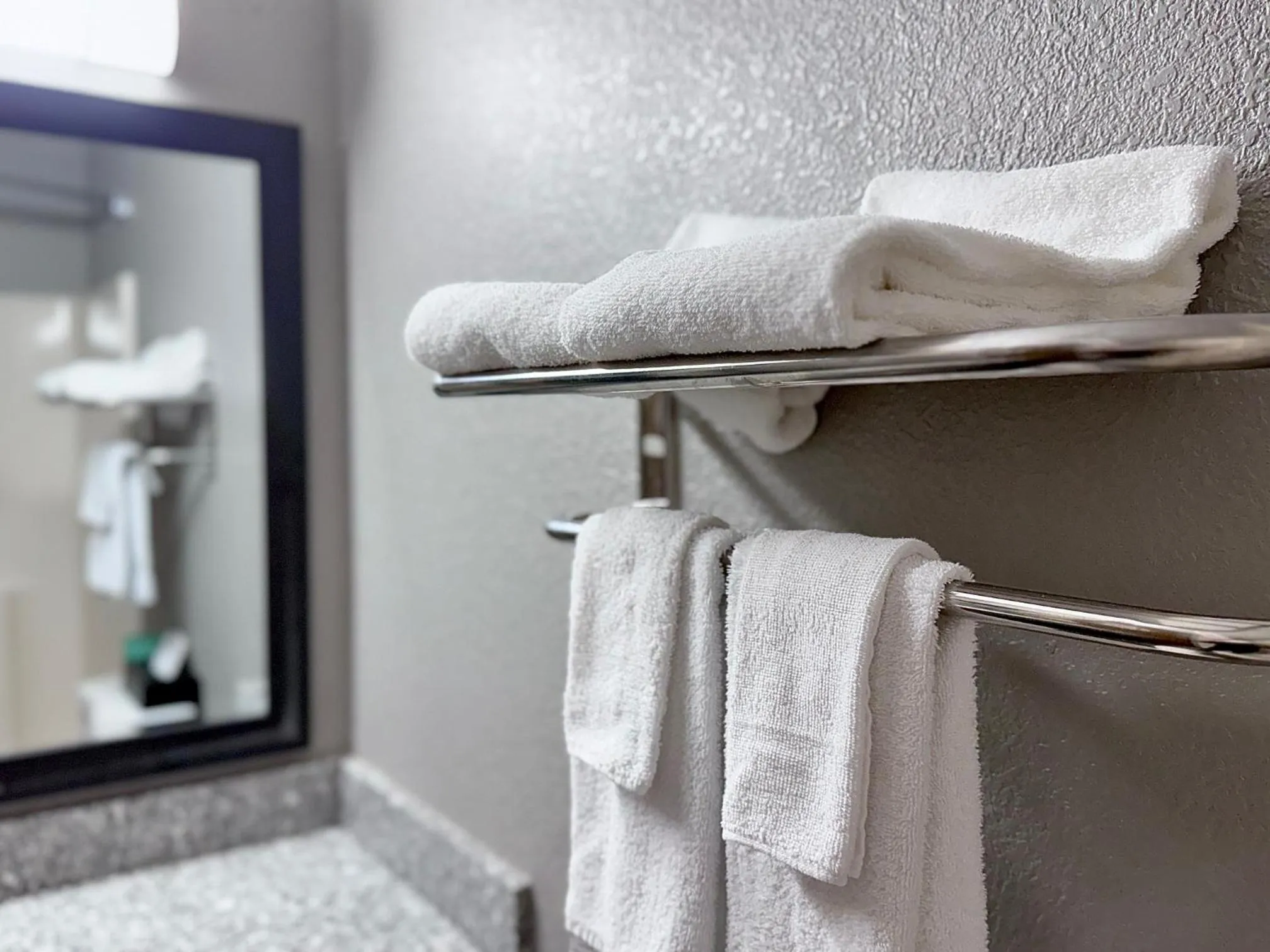 Bathroom in American Inn Cedar Rapids South