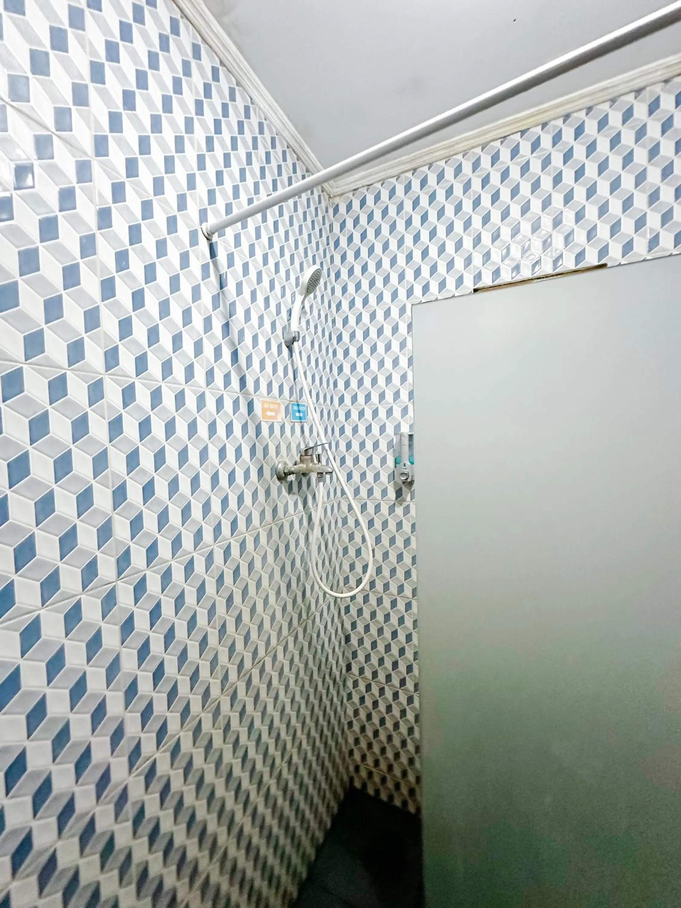 Shower in OsteL By OstiC
