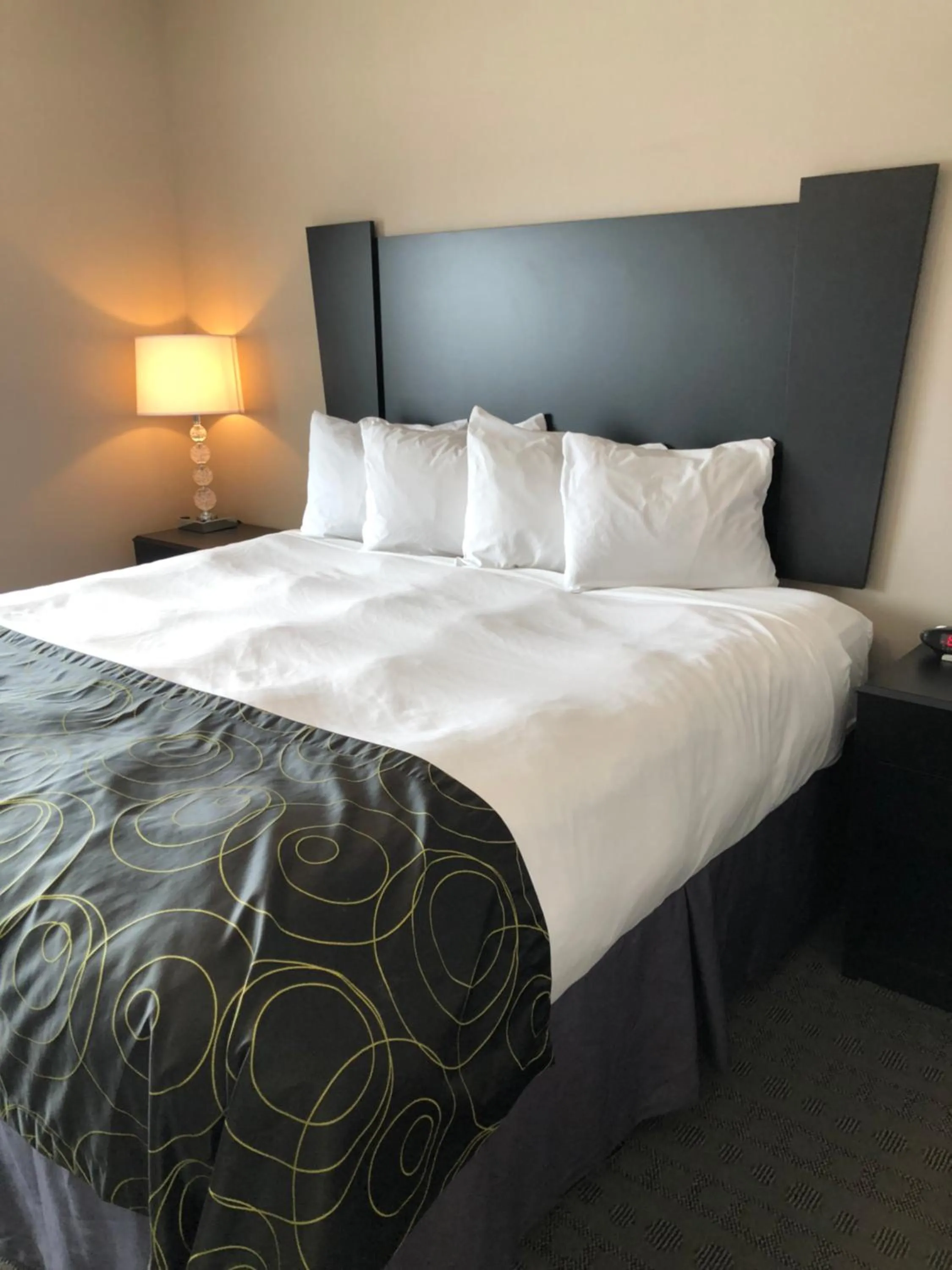 Bed in Okoboji Inn & Suites