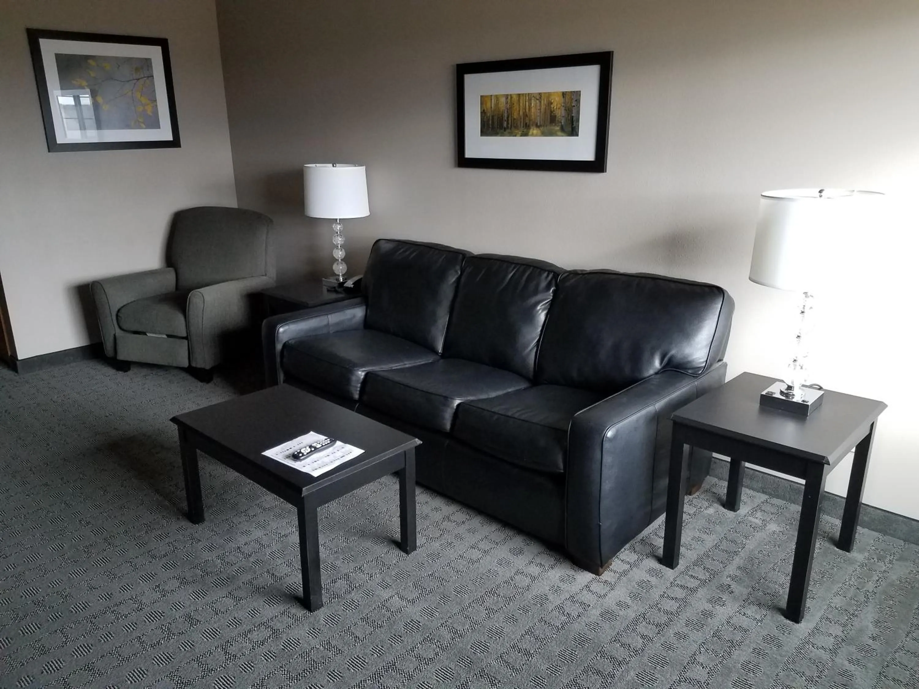 Living room in Okoboji Inn & Suites
