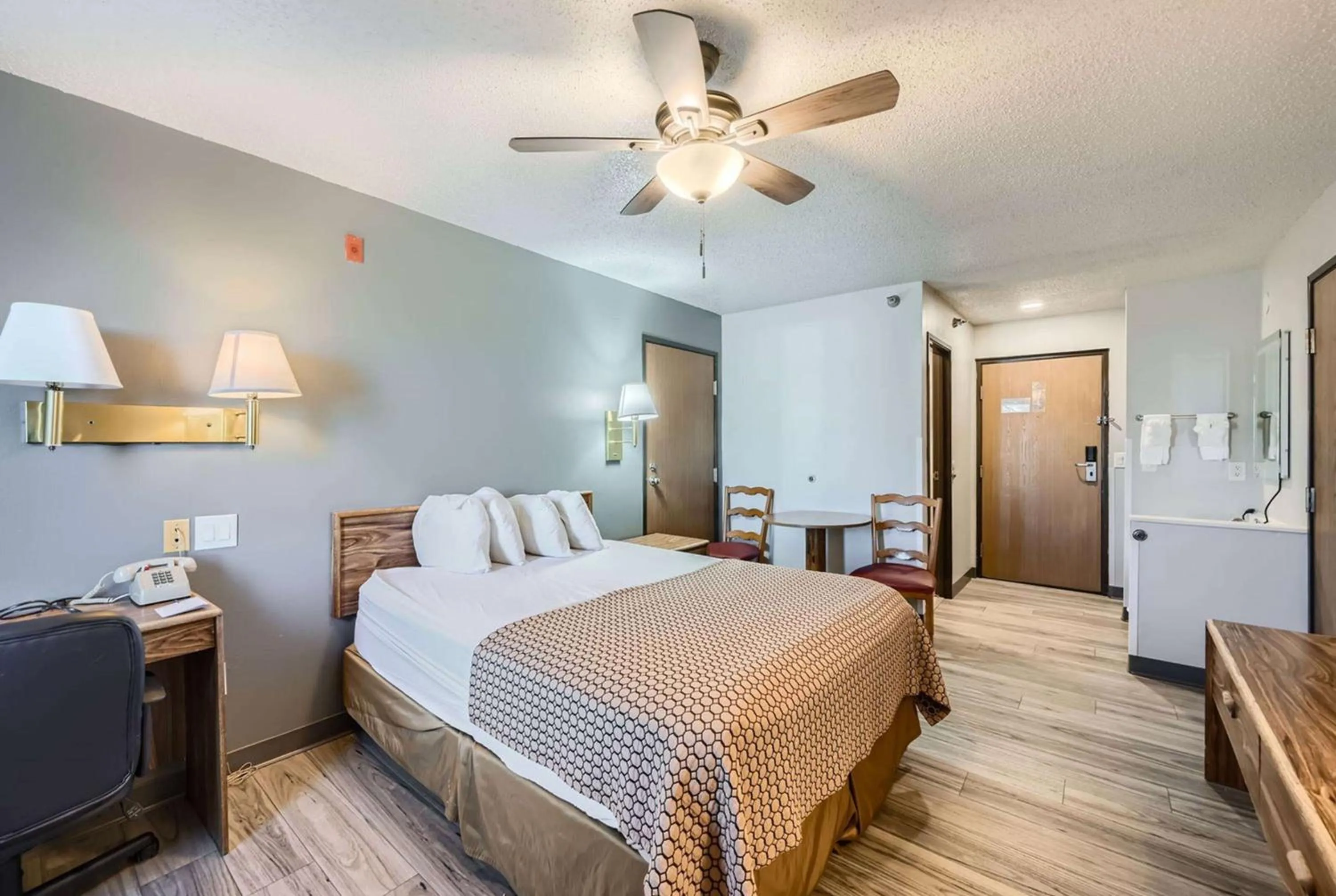 Photo of the whole room, Bed in Travelodge by Wyndham Longmont