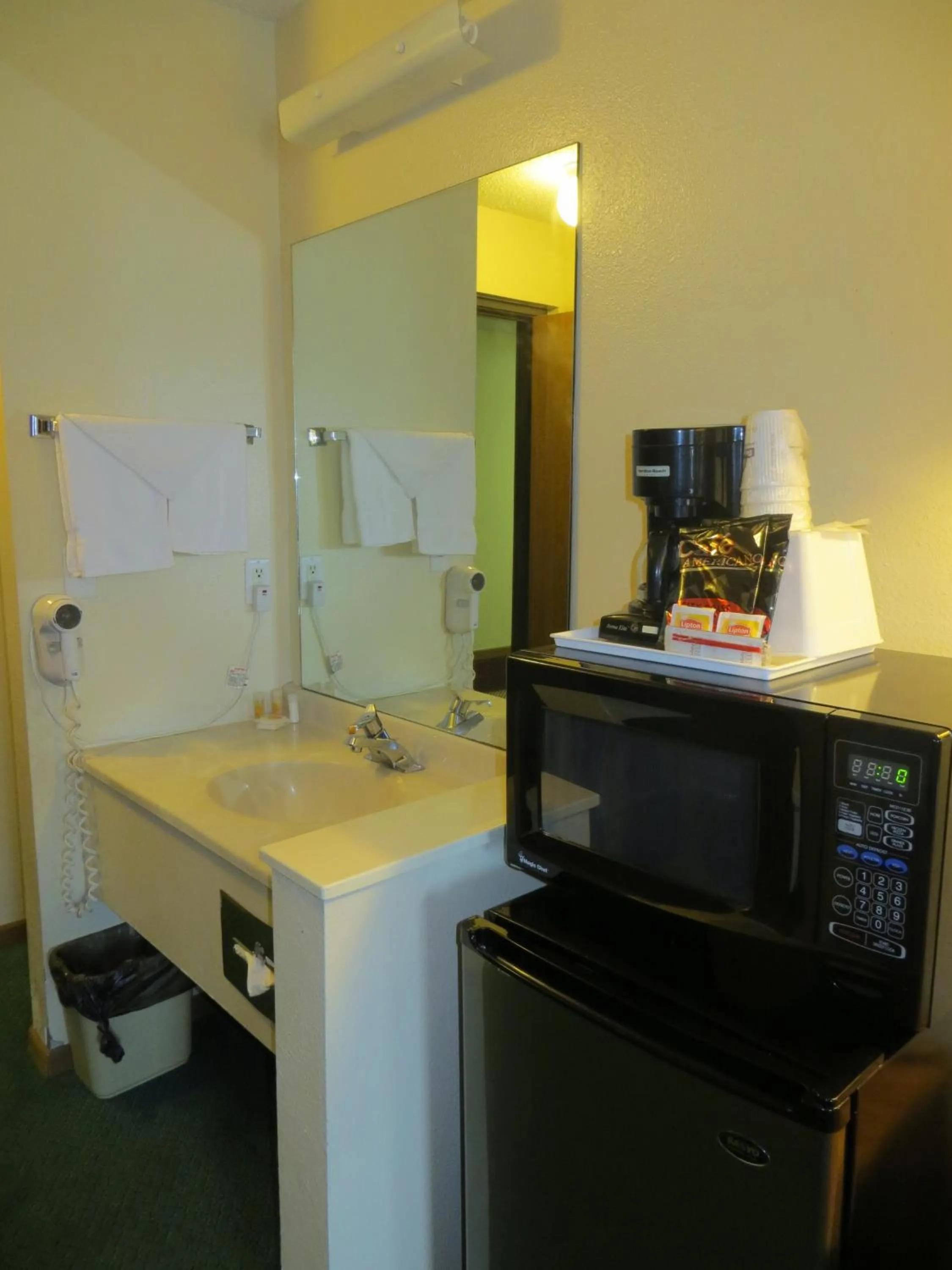 Kitchen or kitchenette in Travelodge by Wyndham Longmont