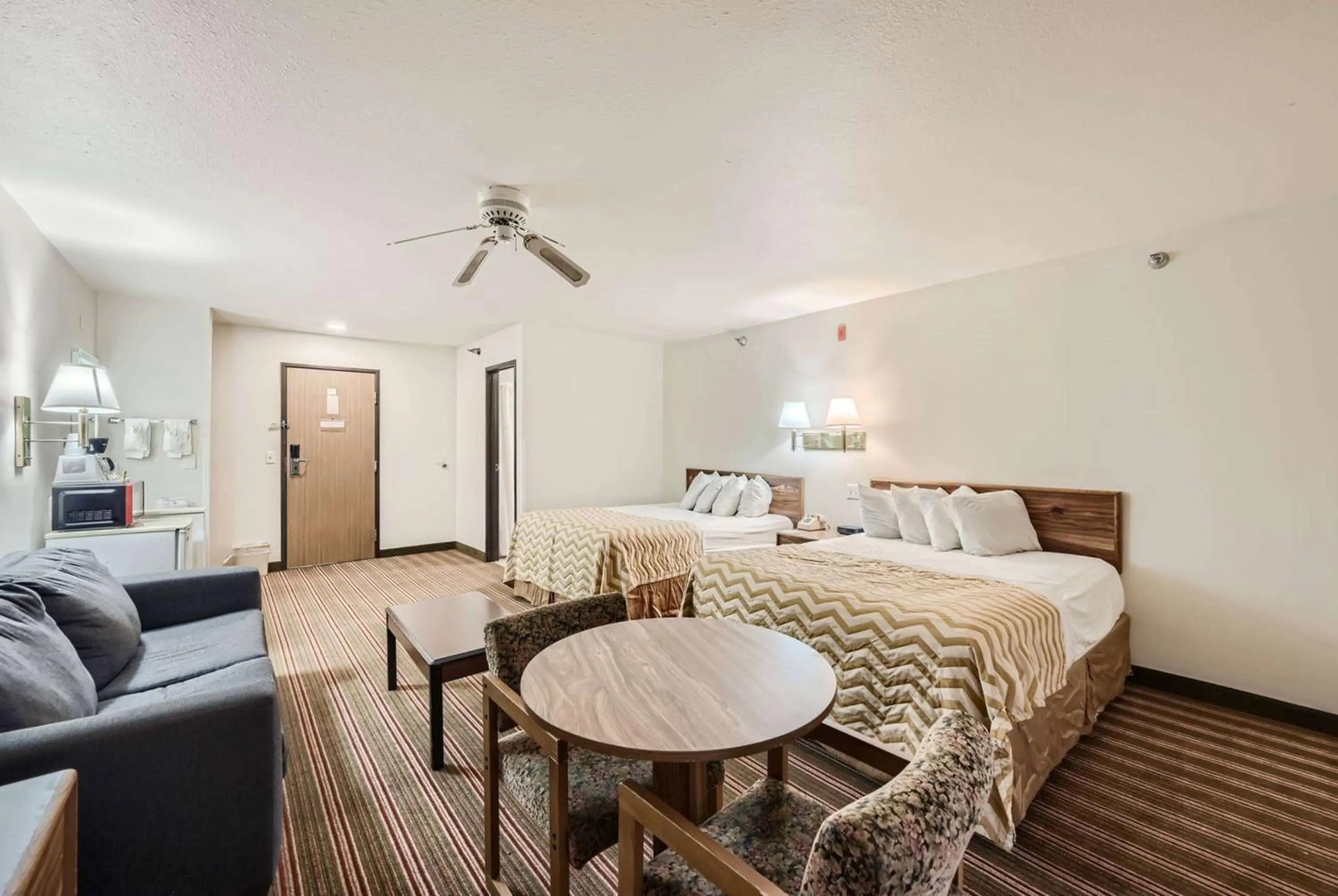 Photo of the whole room, Bed in Travelodge by Wyndham Longmont