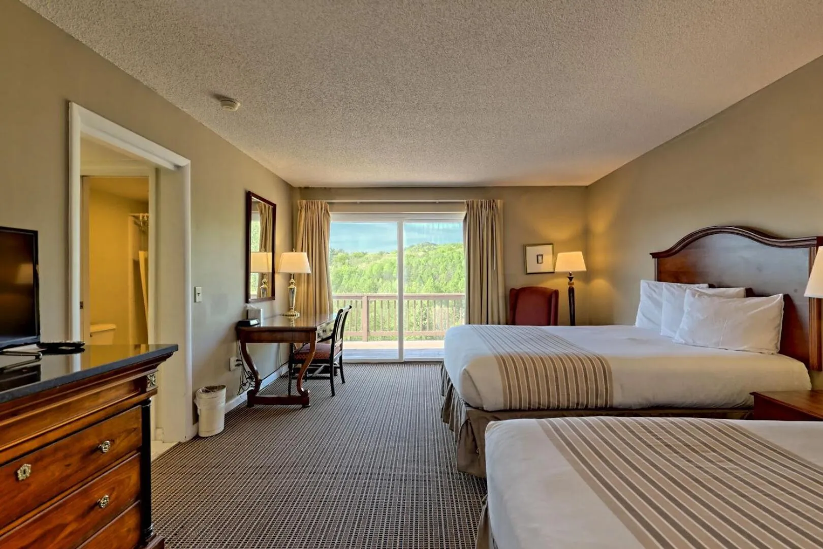 Bedroom, Bed in Kingwood Resort & Golf Club
