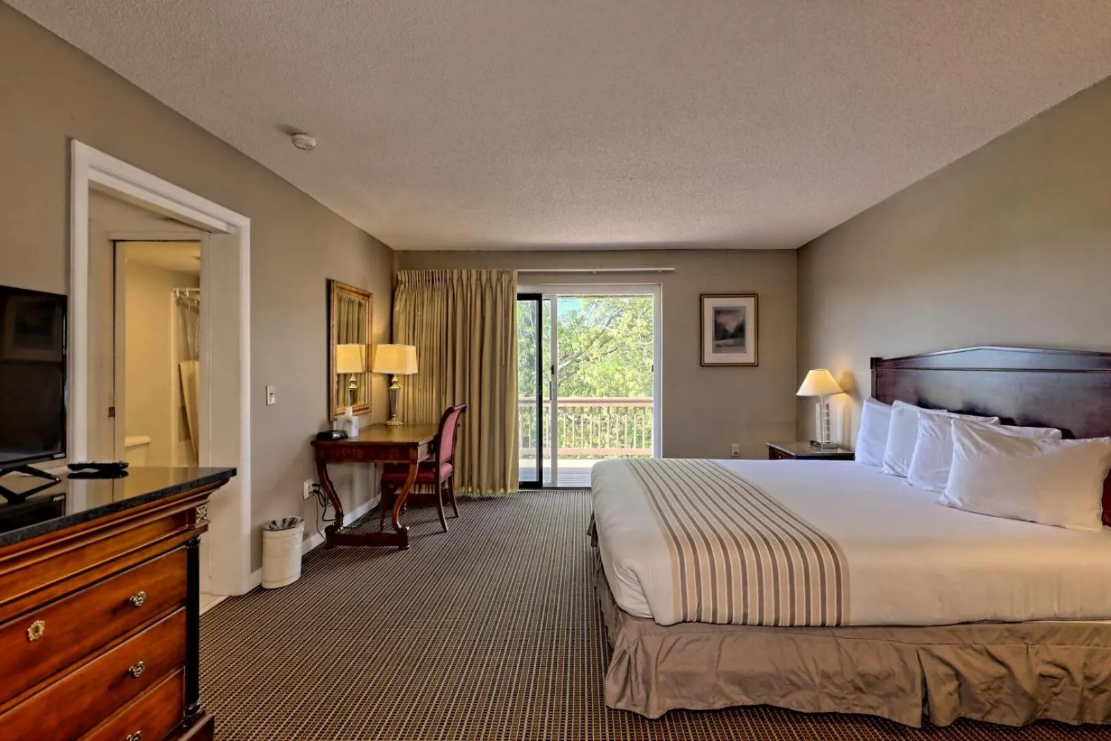 Bedroom, Bed in Kingwood Resort & Golf Club