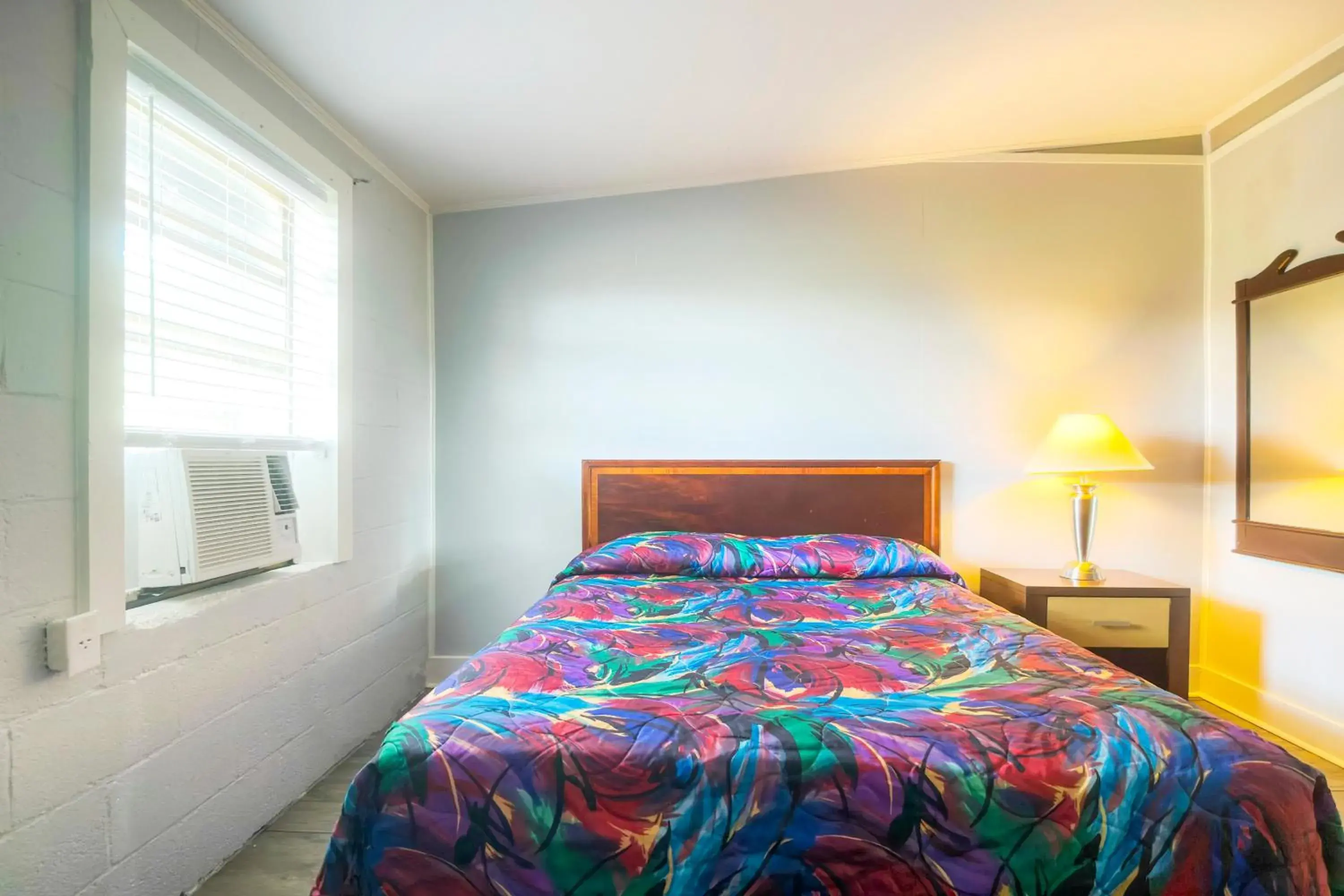 Full Bed Smoking in Bama Motel Mobile I-65 & US-90 Full Bed Smoking in Bama Motel Mobile I-65 & US-90