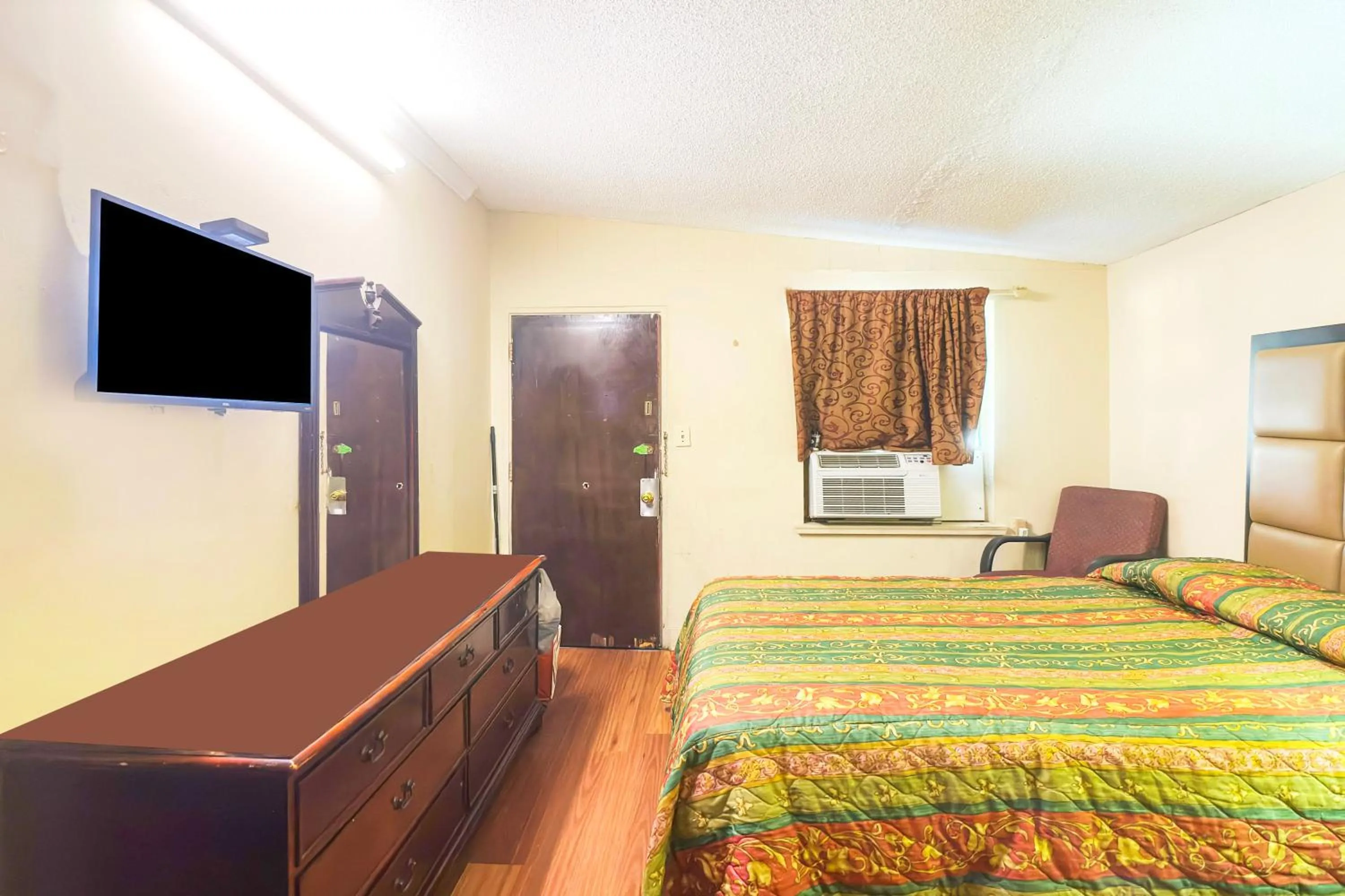Bedroom, Bed in Bama Motel Mobile I-65 & US-90