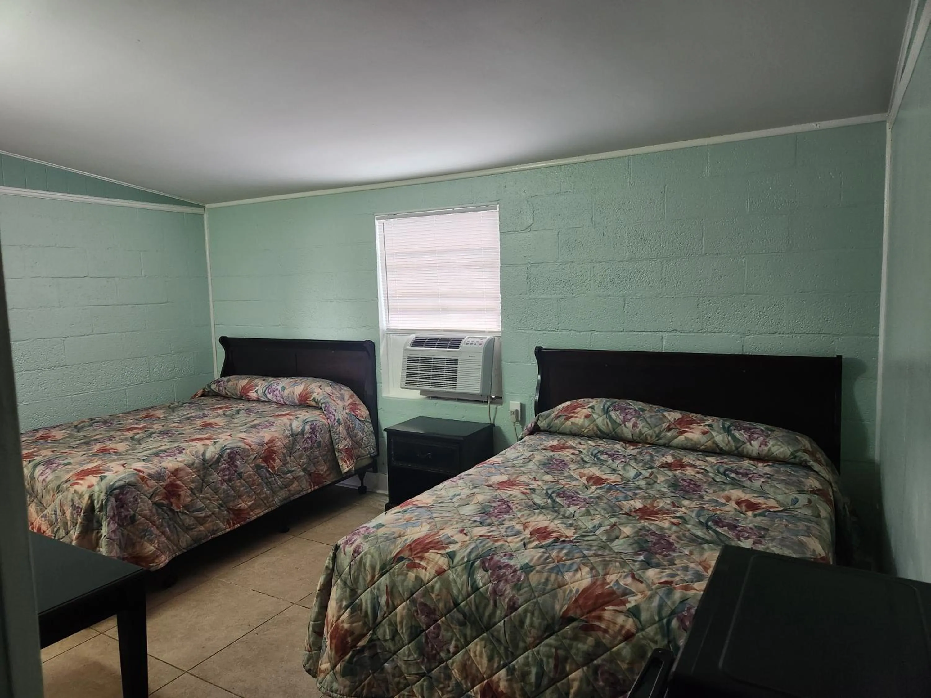 Bedroom, Bed in Bama Motel Mobile I-65 & US-90