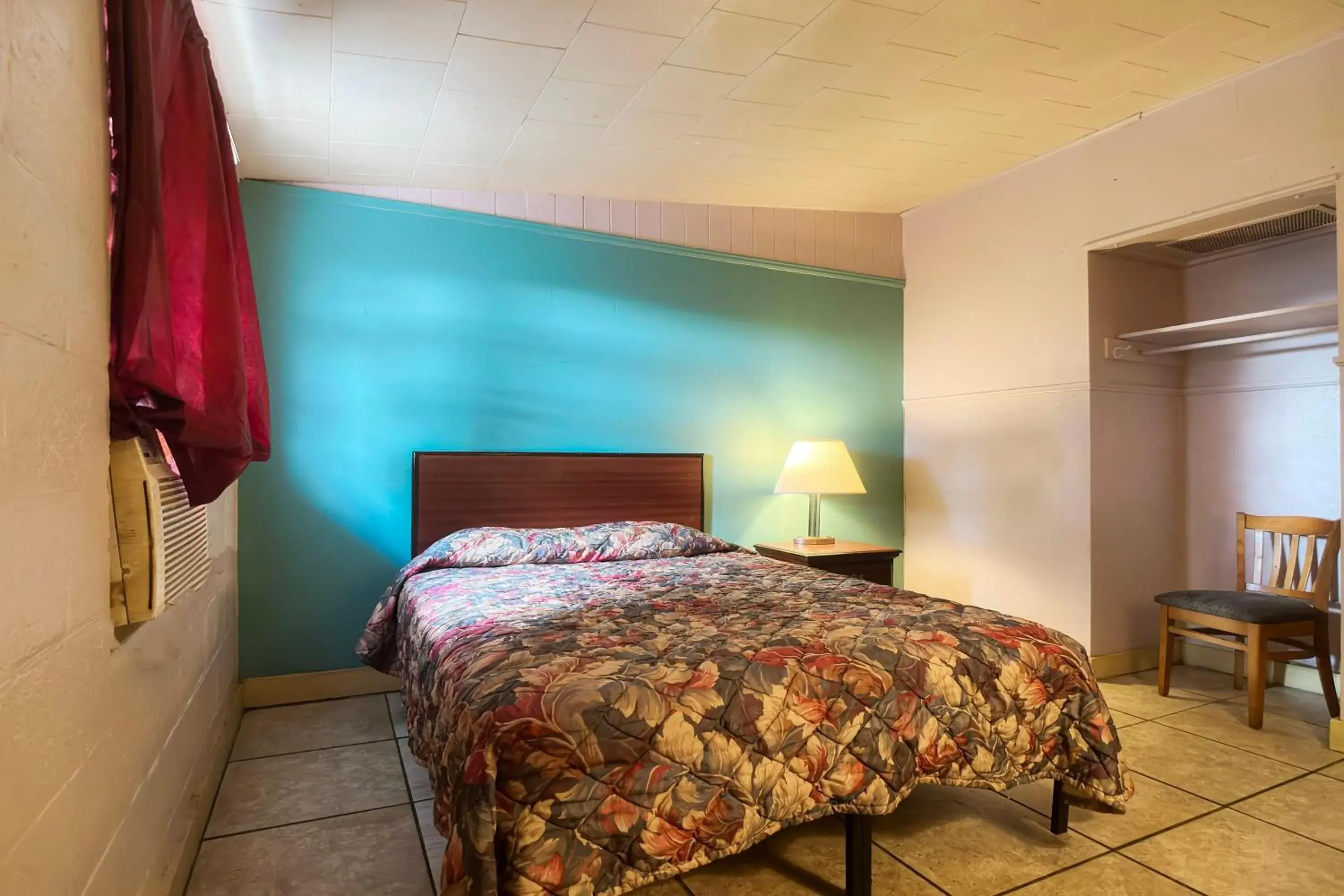 King Bed Smoking in Bama Motel Mobile I-65 & US-90 King Bed Smoking in Bama Motel Mobile I-65 & US-90