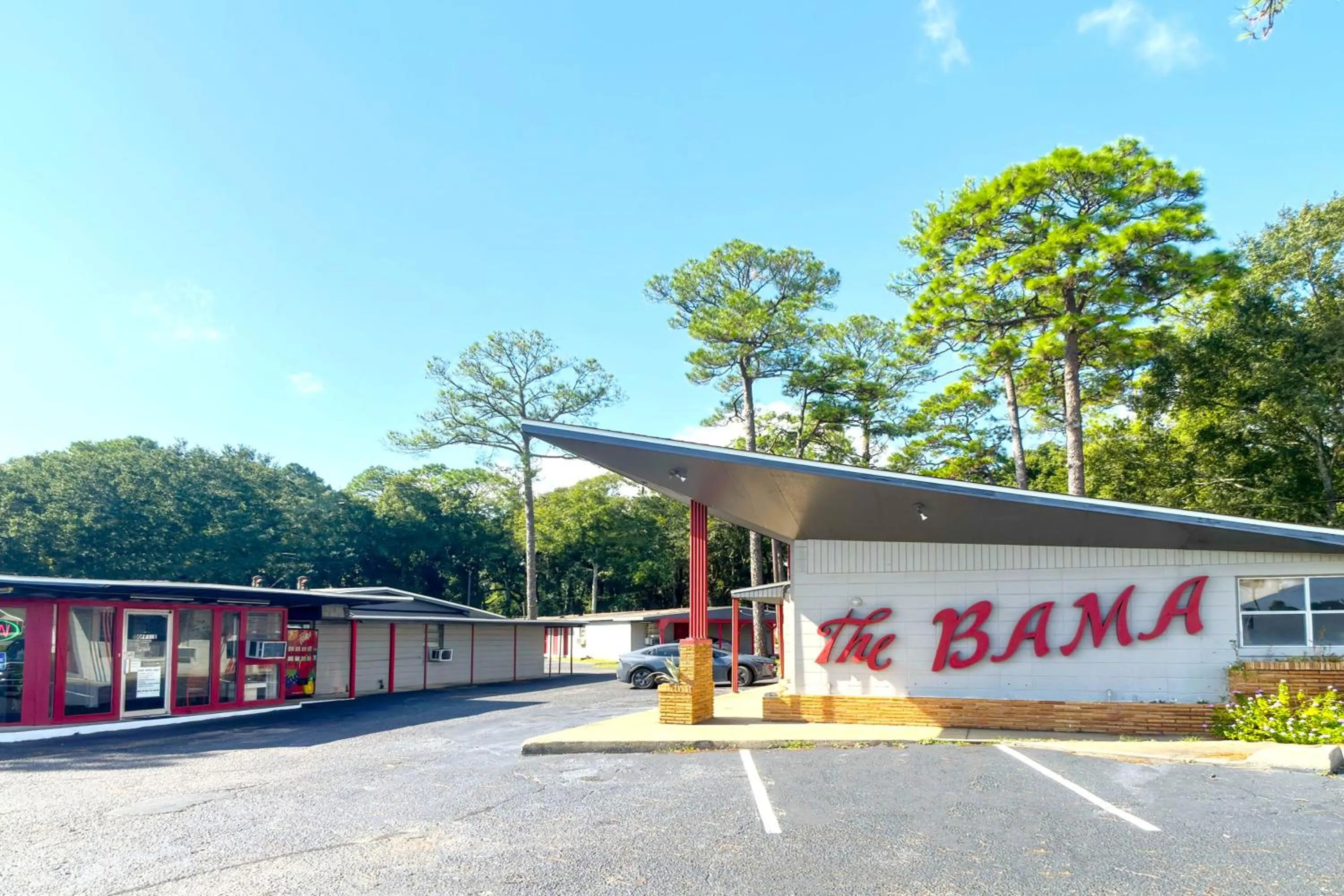 Property building in Bama Motel Mobile I-65 & US-90