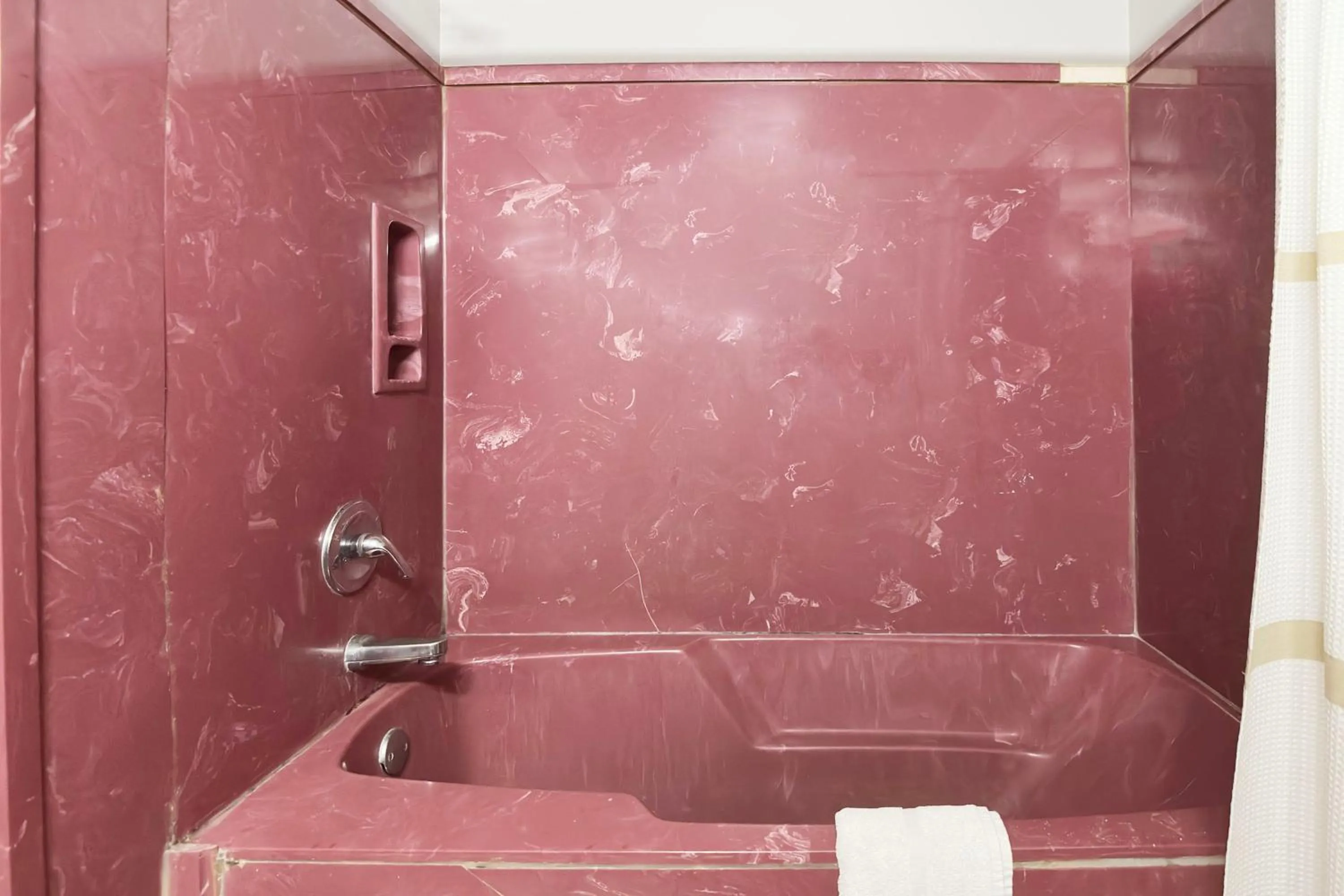 Bath in Bama Motel Mobile I-65 & US-90