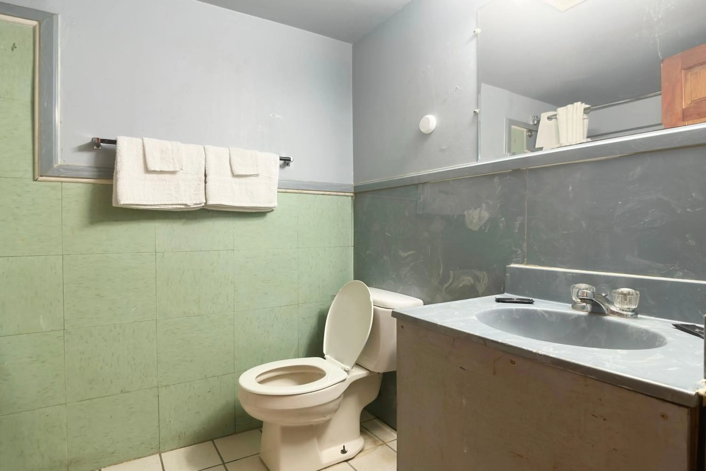 Bathroom in Bama Motel Mobile I-65 & US-90