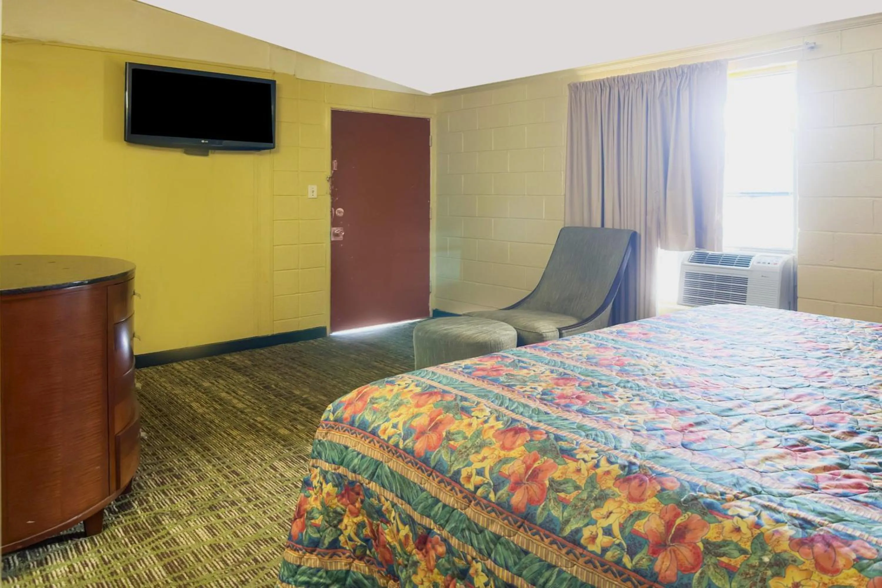 Bedroom, Bed in Bama Motel Mobile I-65 & US-90