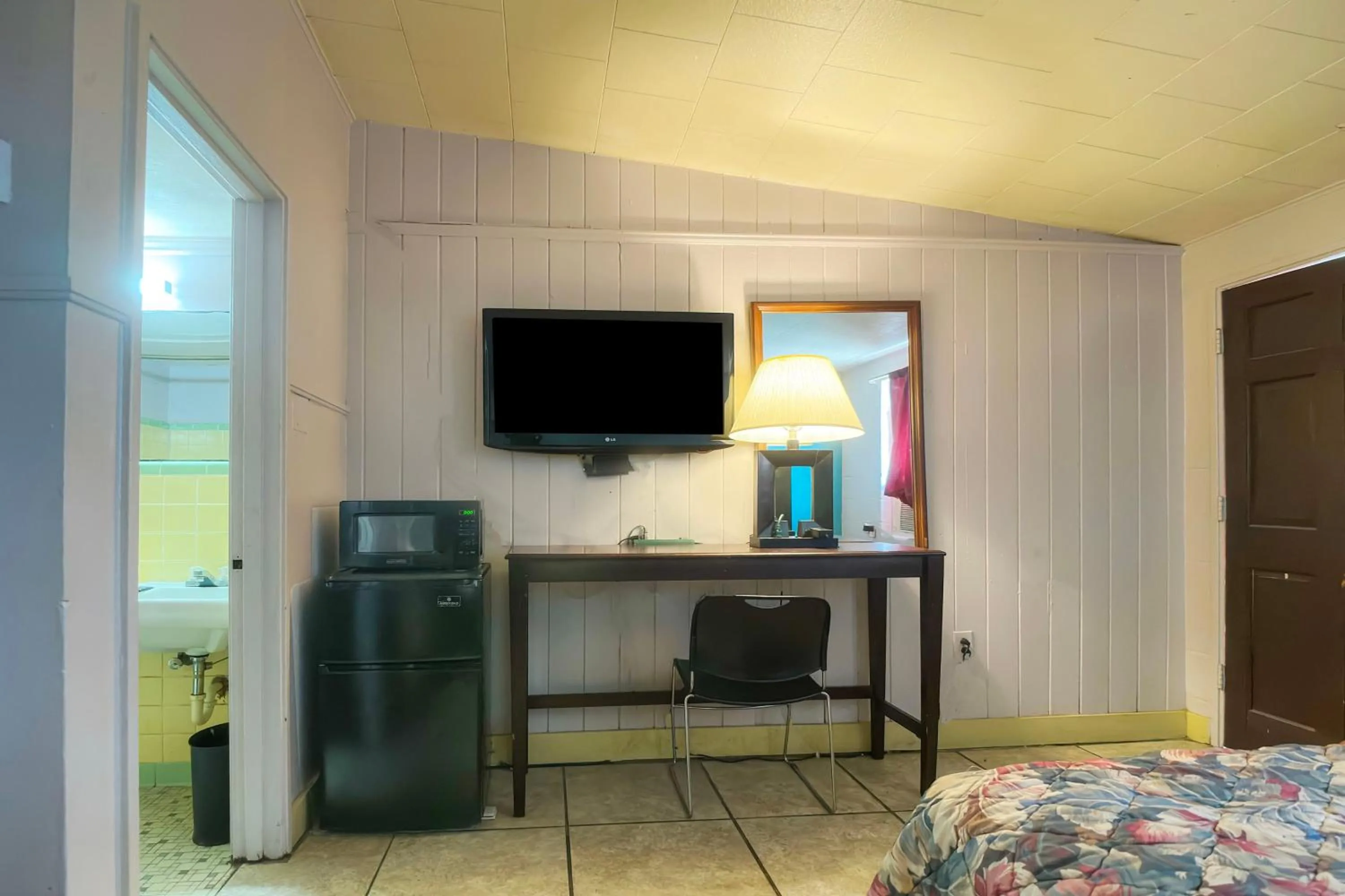 Bed in Bama Motel Mobile I-65 & US-90