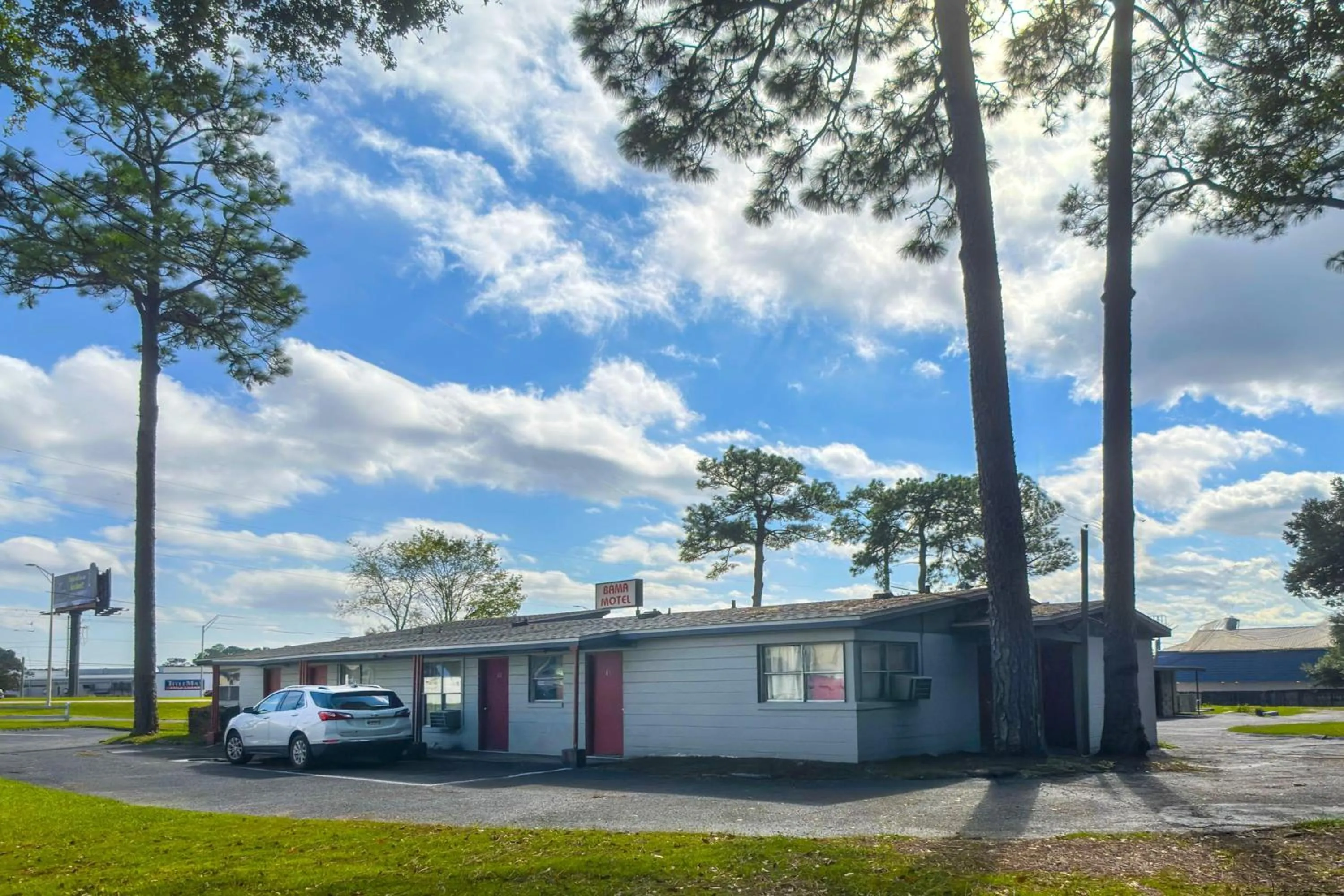 Parking in Bama Motel Mobile I-65 & US-90