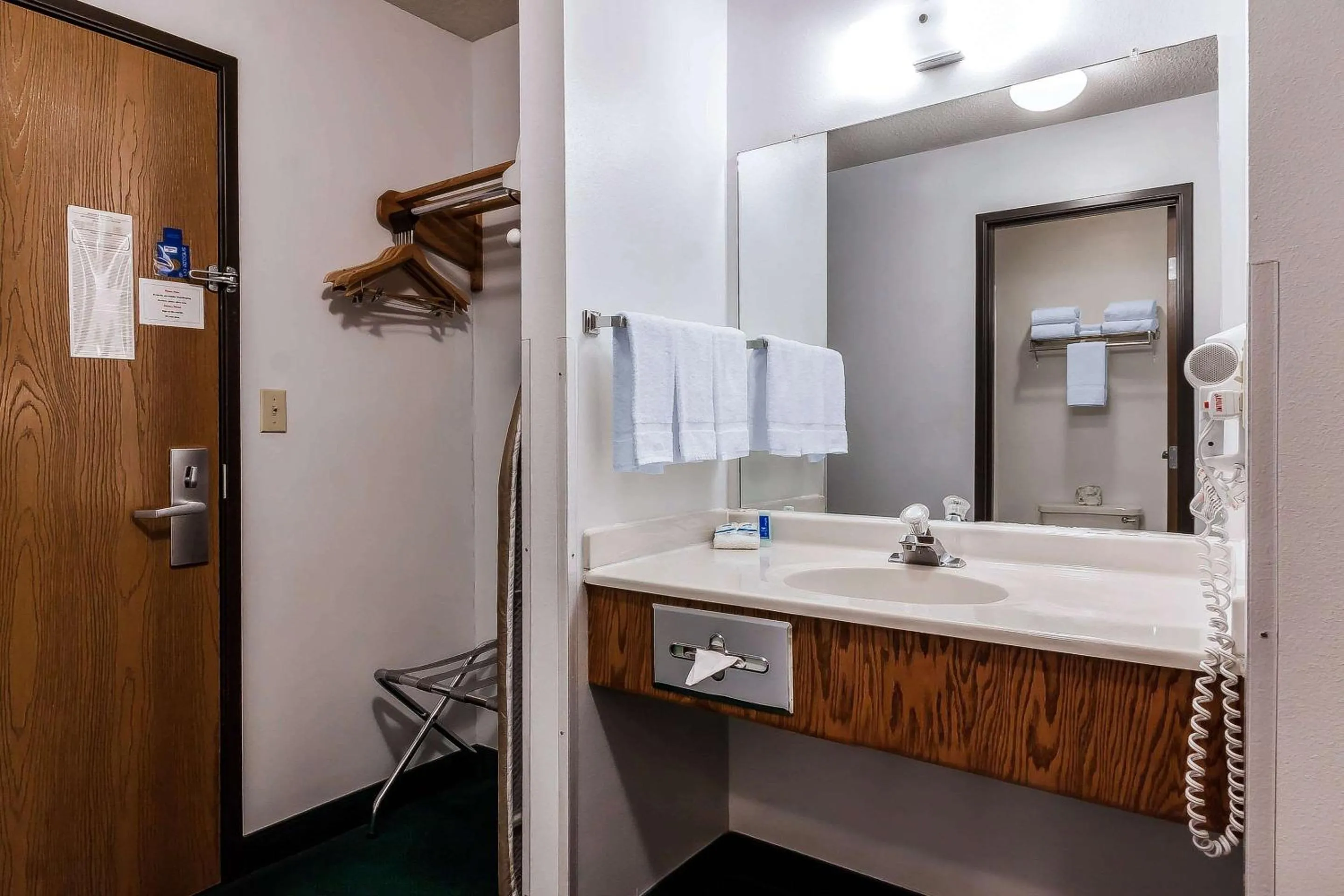 Bathroom in Rodeway Inn Holdrege